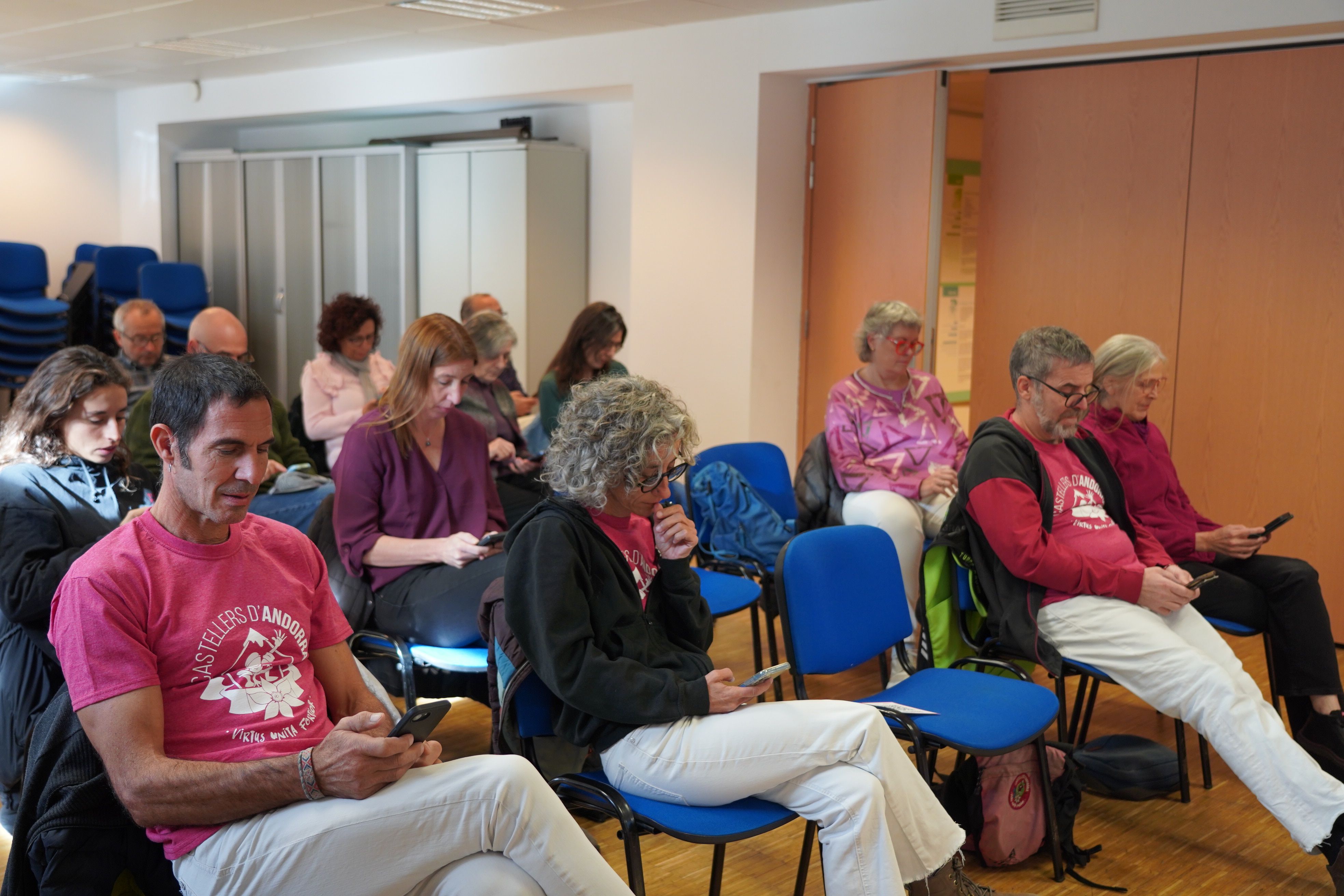 Tothom amb els mòvils a punt per ser el/la més ràpid/a. Tothom amb els mòvils a punt per ser el/la més ràpid/a.