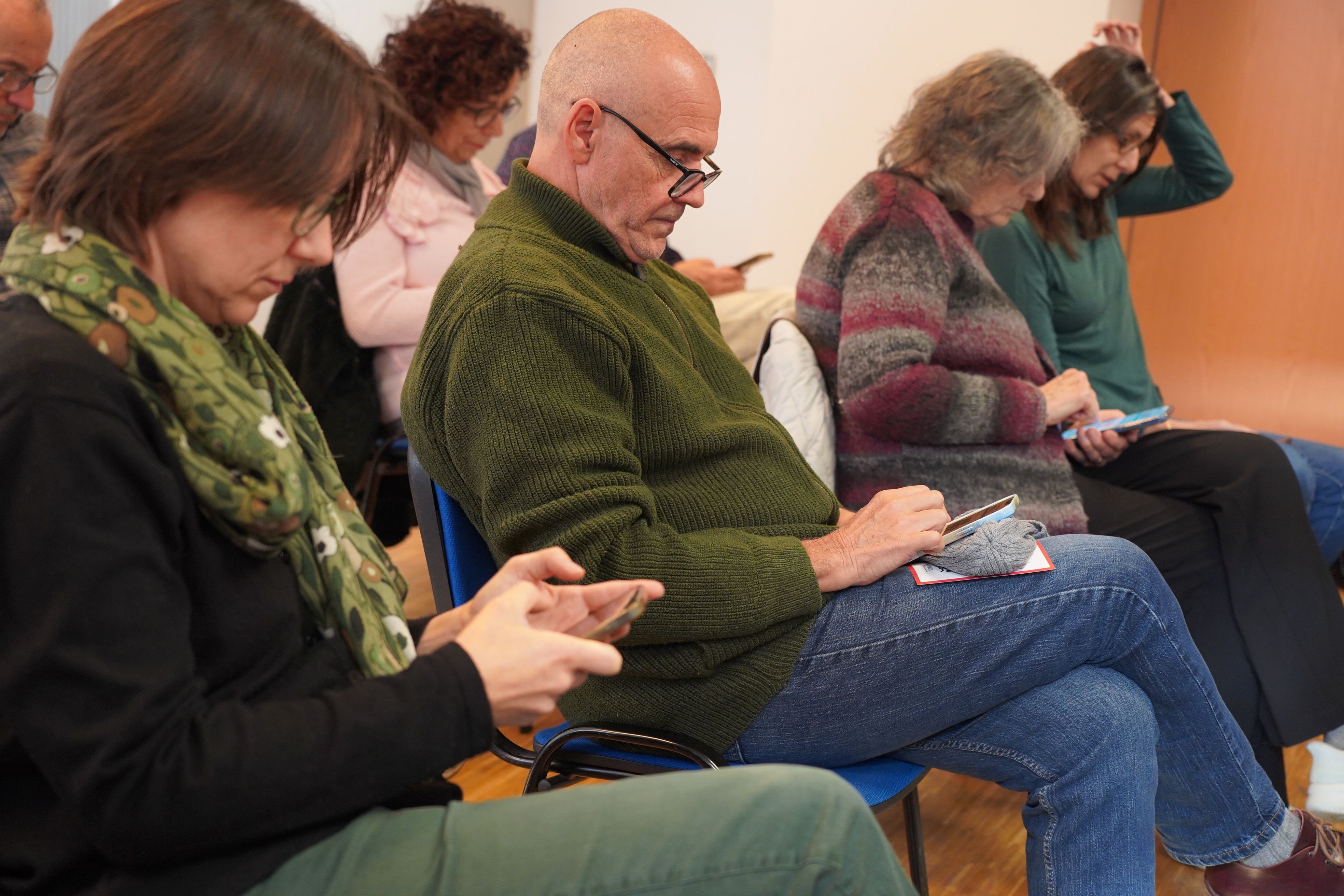 Dominar el telèfon mòbil suma tant com dominar el llenguatge. Dominar el telèfon mòbil suma tant com dominar el llenguatge.