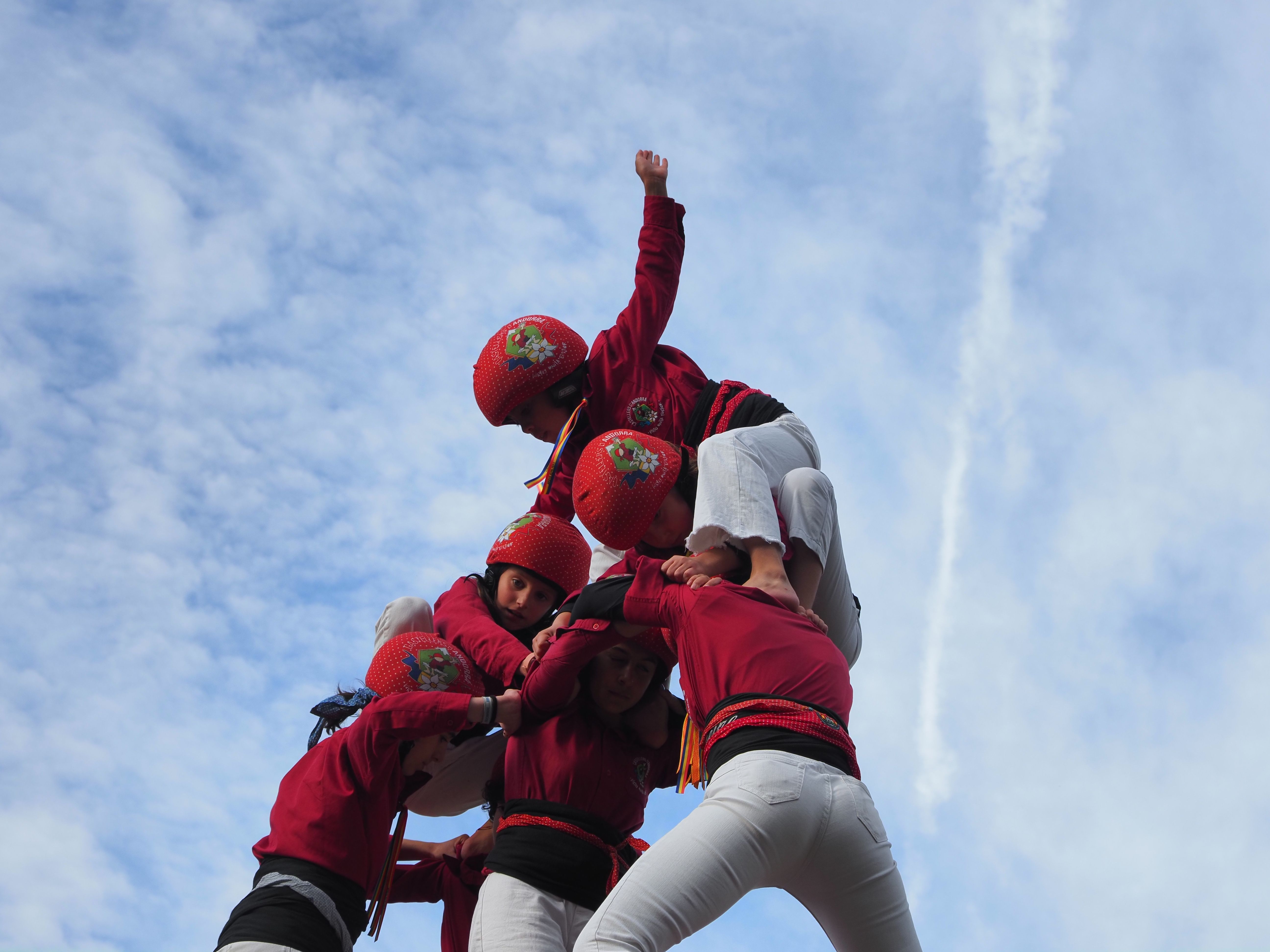L'enxaneta dels Castellers d'Andorra fent l'aleta. L'enxaneta dels Castellers d'Andorra fent l'aleta.