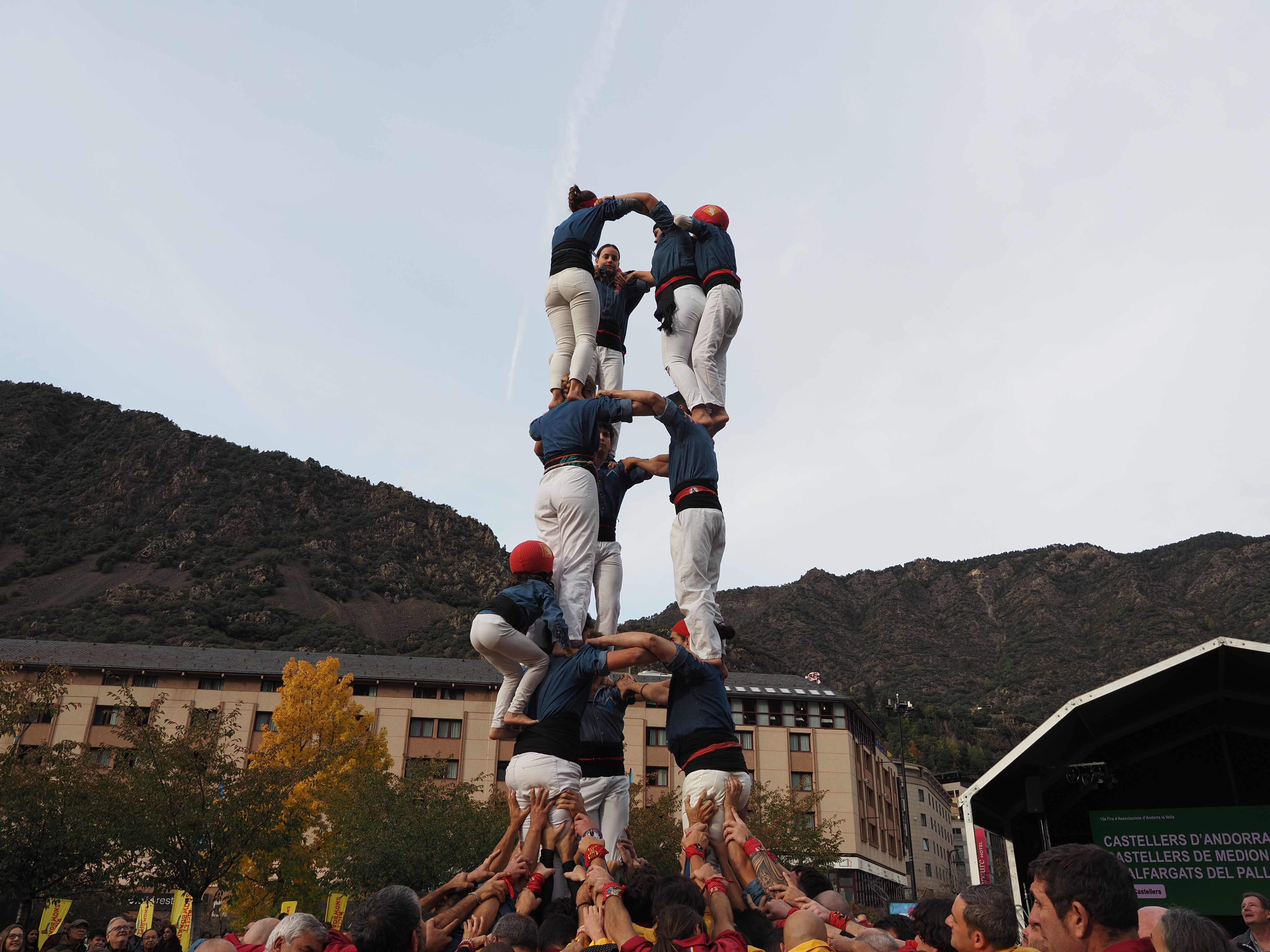 Un moment de l'actuació dels Castellers de Mediona. Un moment de l'actuació dels Castellers de Mediona.