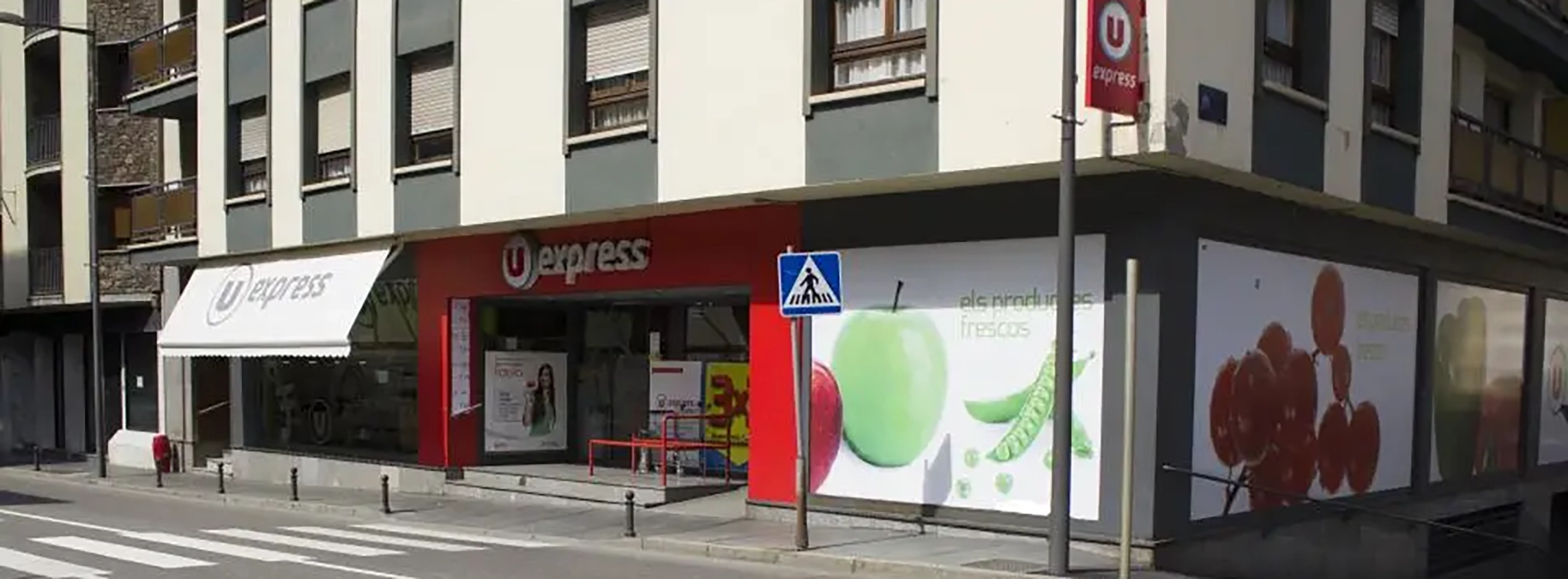 Una imatge d'arxiu de l'establiment contra l'aparador del qual picava amb el cap el jove begut. Una imatge d'arxiu de l'establiment contra l'aparador del qual picava amb el cap el jove begut.