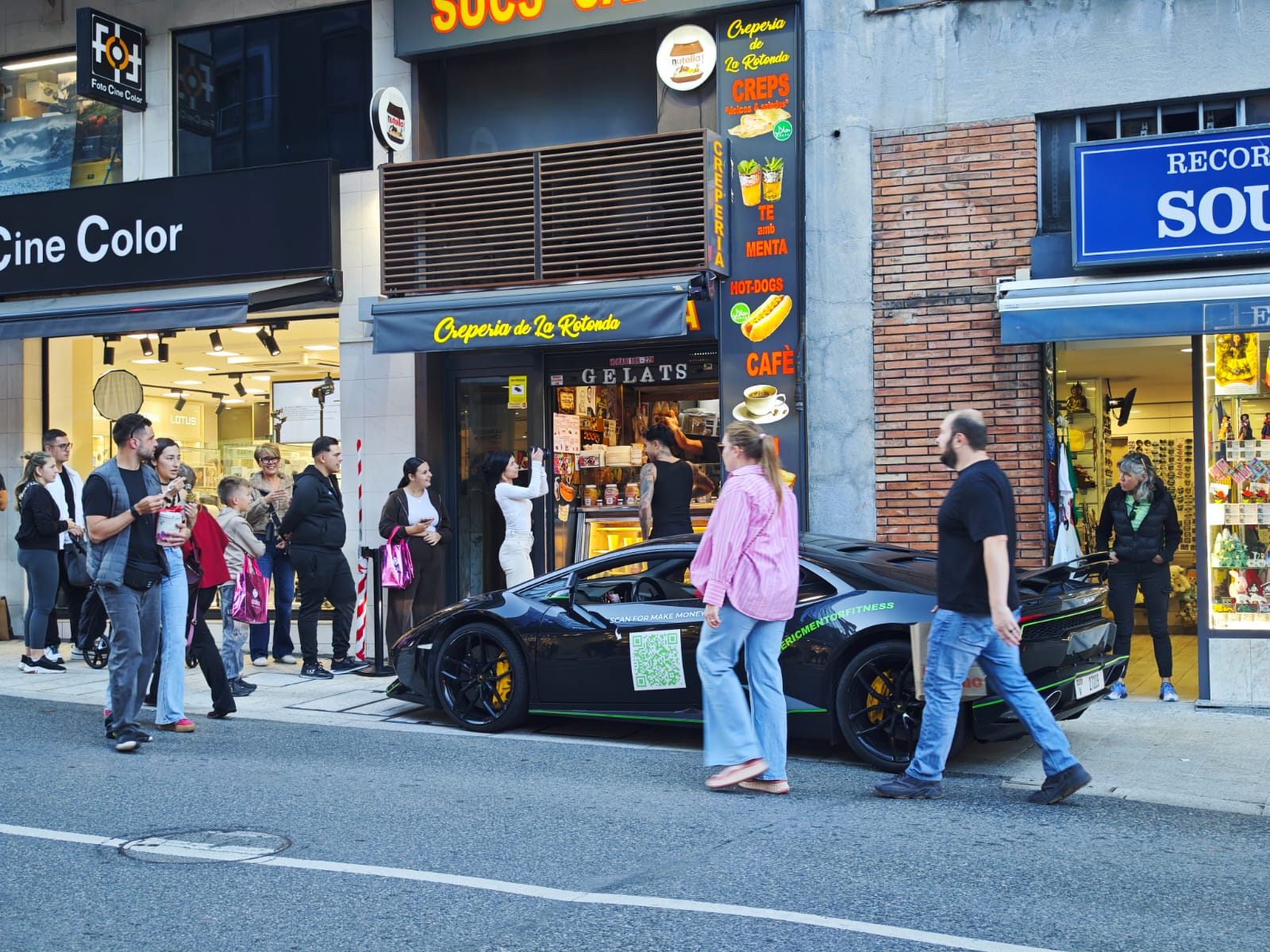 El Lamborghini fa uns dies estacionat damunt la vorera perquè el seu conductor pogués fer una gravació mentre impedia el pas dels vianants. El Lamborghini fa uns dies estacionat damunt la vorera perquè el seu conductor pogués fer una gravació mentre impedia el pas dels vianants.