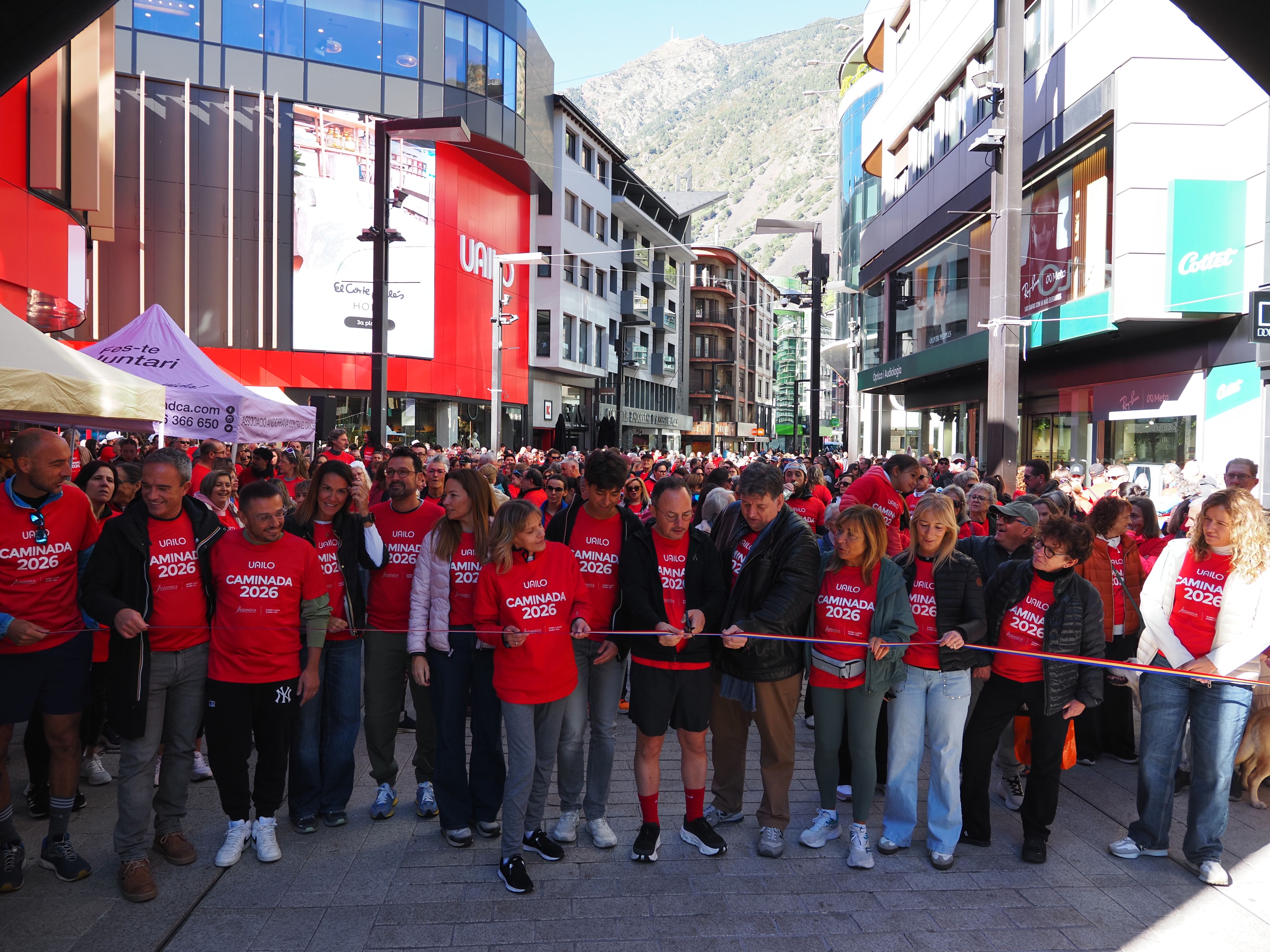Les autoritats s'han encarregat de tallar la cinta. Les autoritats s'han encarregat de tallar la cinta.