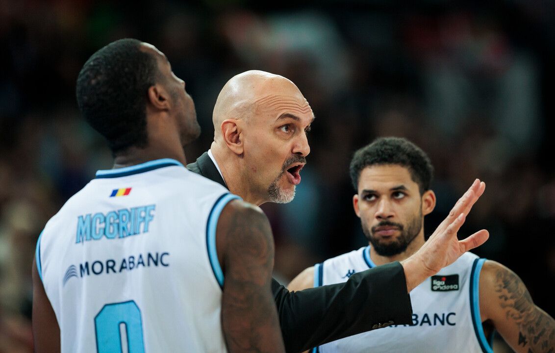 Tabak, donant instruccions davant McGriff i Robertson. La portaveu del Sindicat, Rebeca Bonache.
