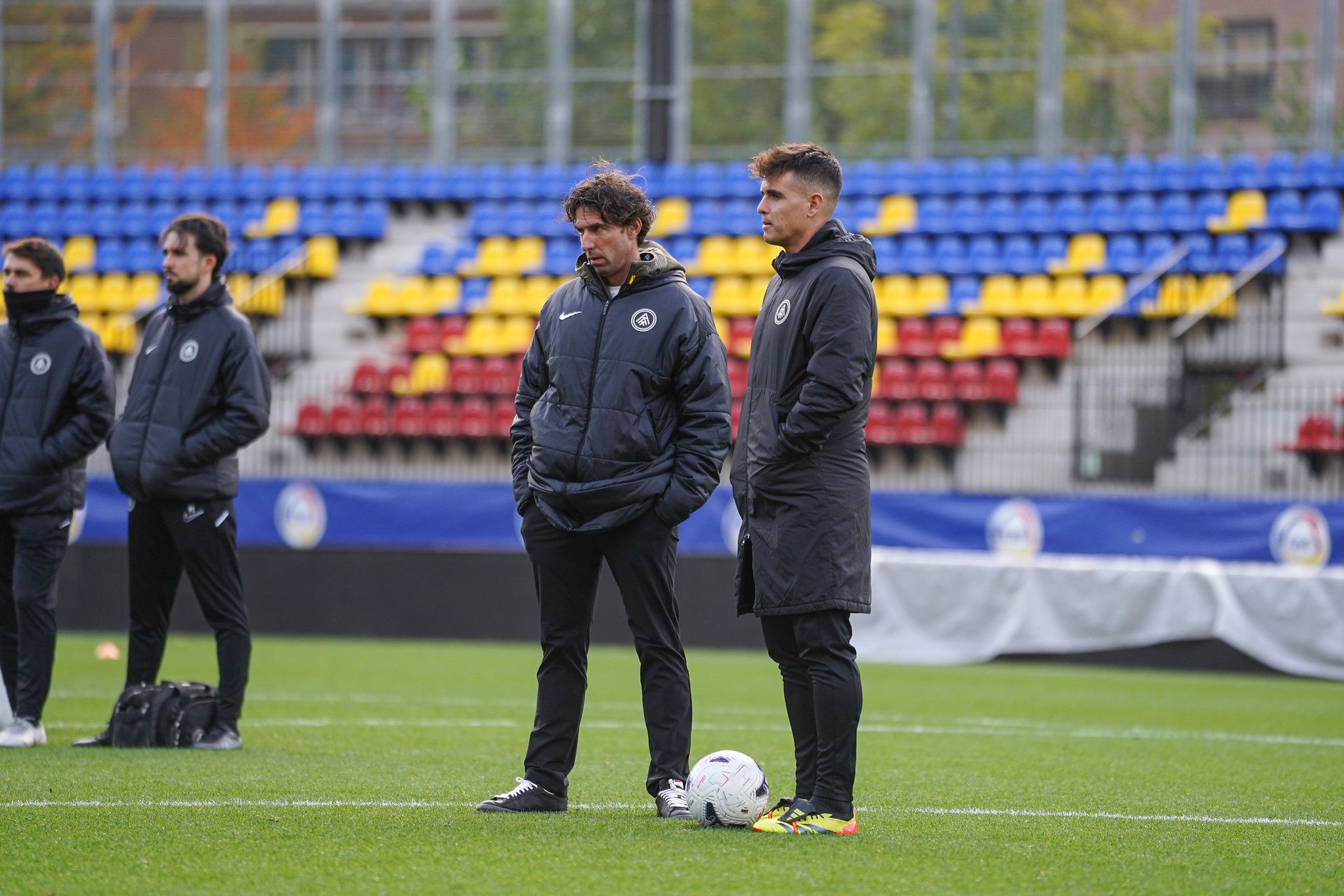 El tècnic de l'FC Andorra, Carles Manso, amb el director general Jaume Nogués. La portaveu del Sindicat, Rebeca Bonache.
