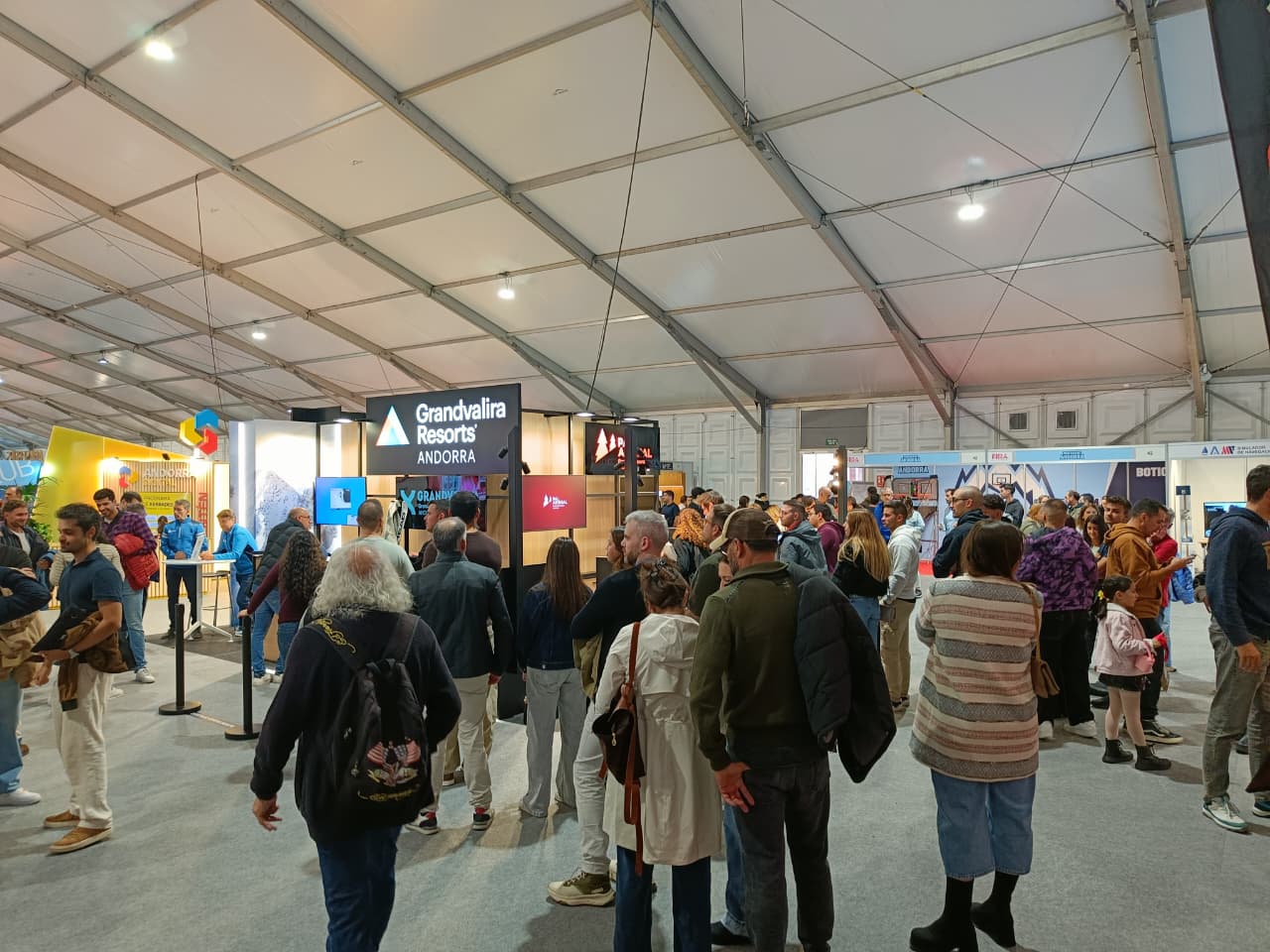 L'estand de Grandvalira encara tenia força requesta aquest diumenge. // M. P. La portaveu del Sindicat, Rebeca Bonache.