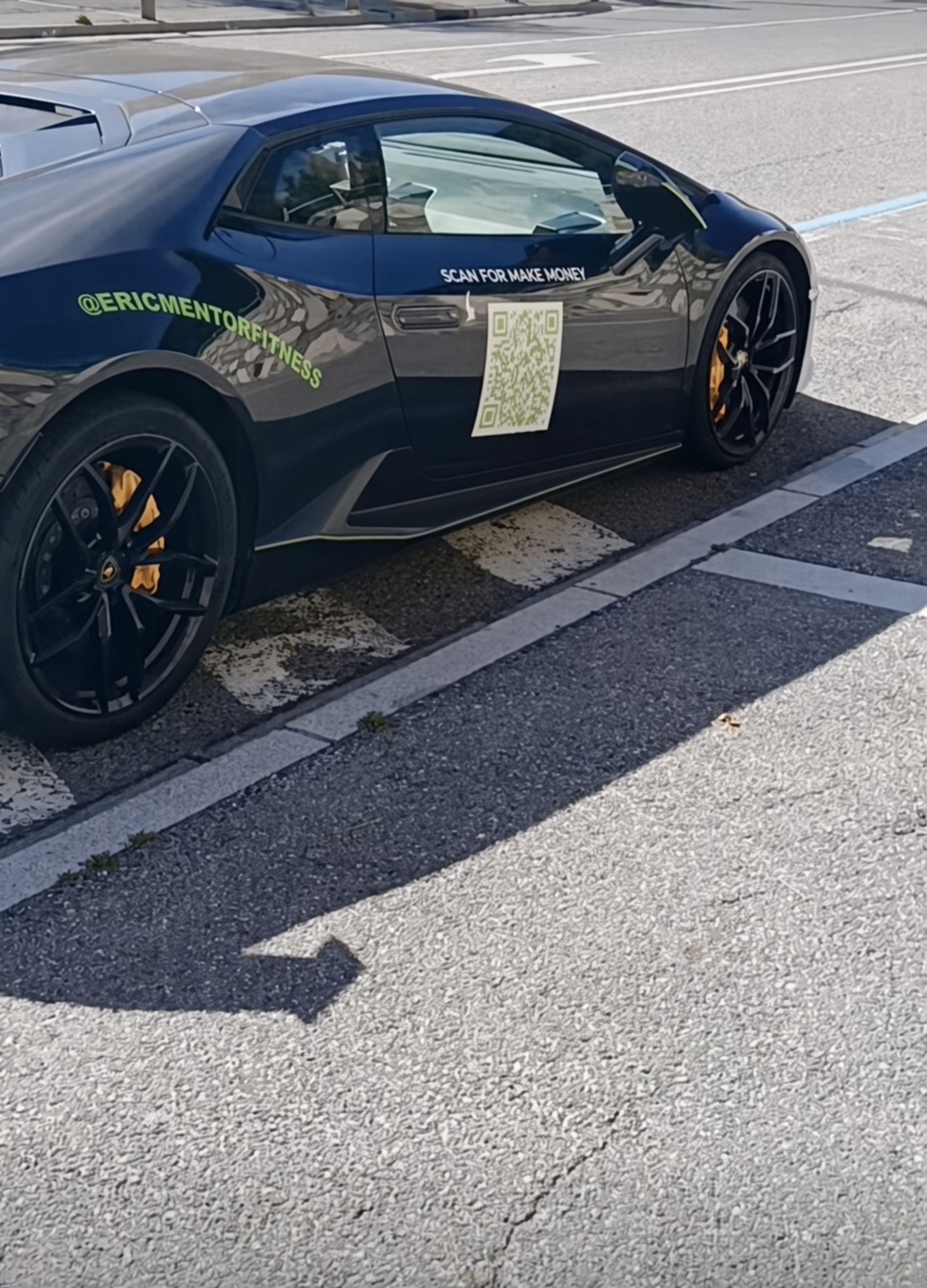 El Lamborghini estacionat al Tarter.