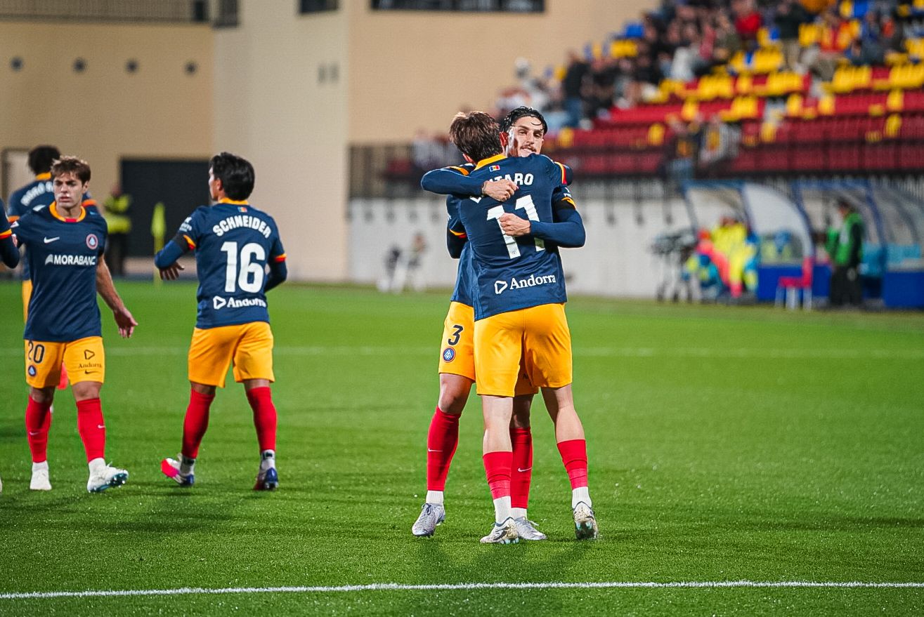 Abraçada dels Lautaros després del gol del punta gallec. La portaveu del Sindicat, Rebeca Bonache.