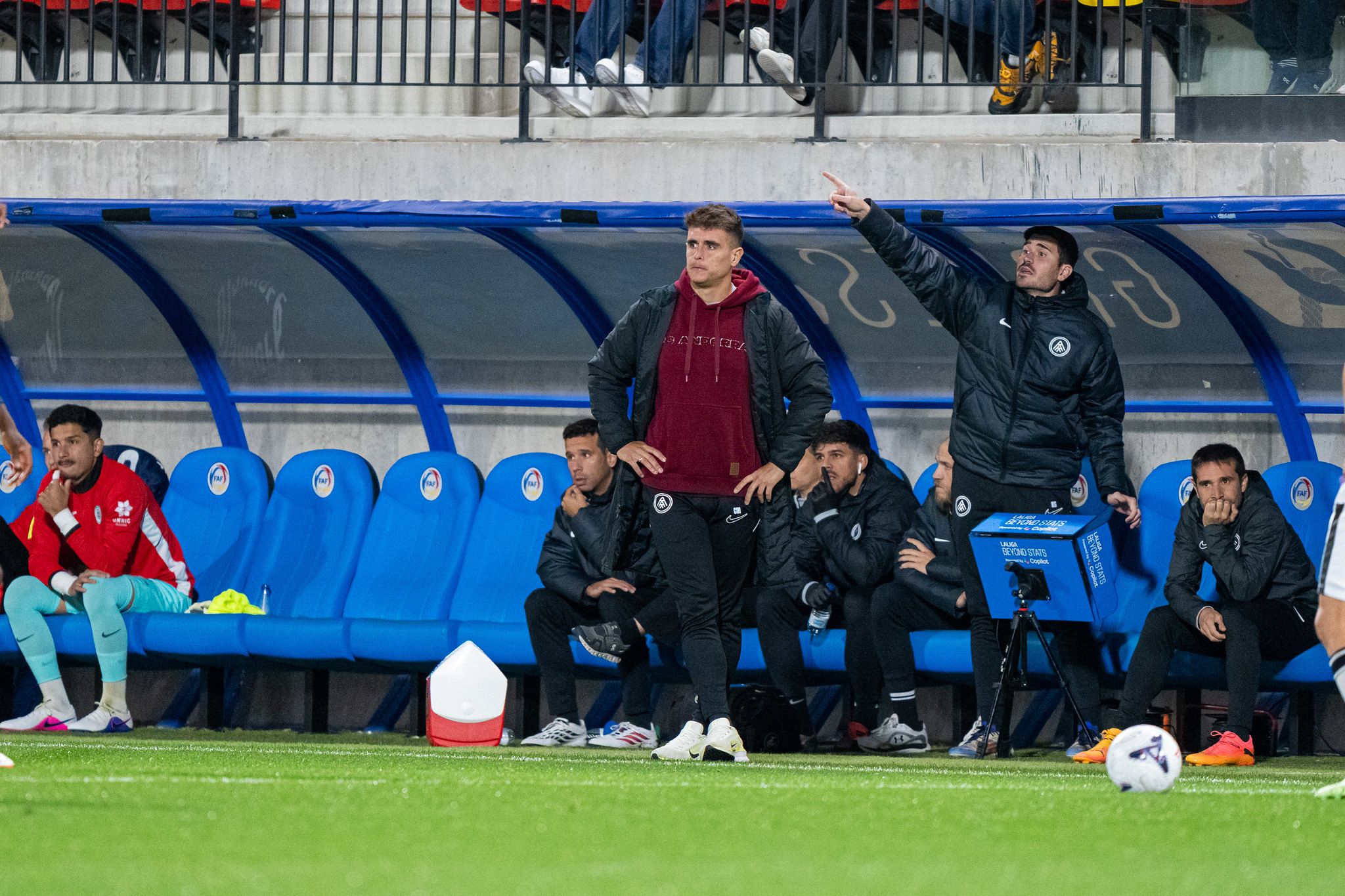 Carles Manso, pensatiu a la banqueta tricolor.