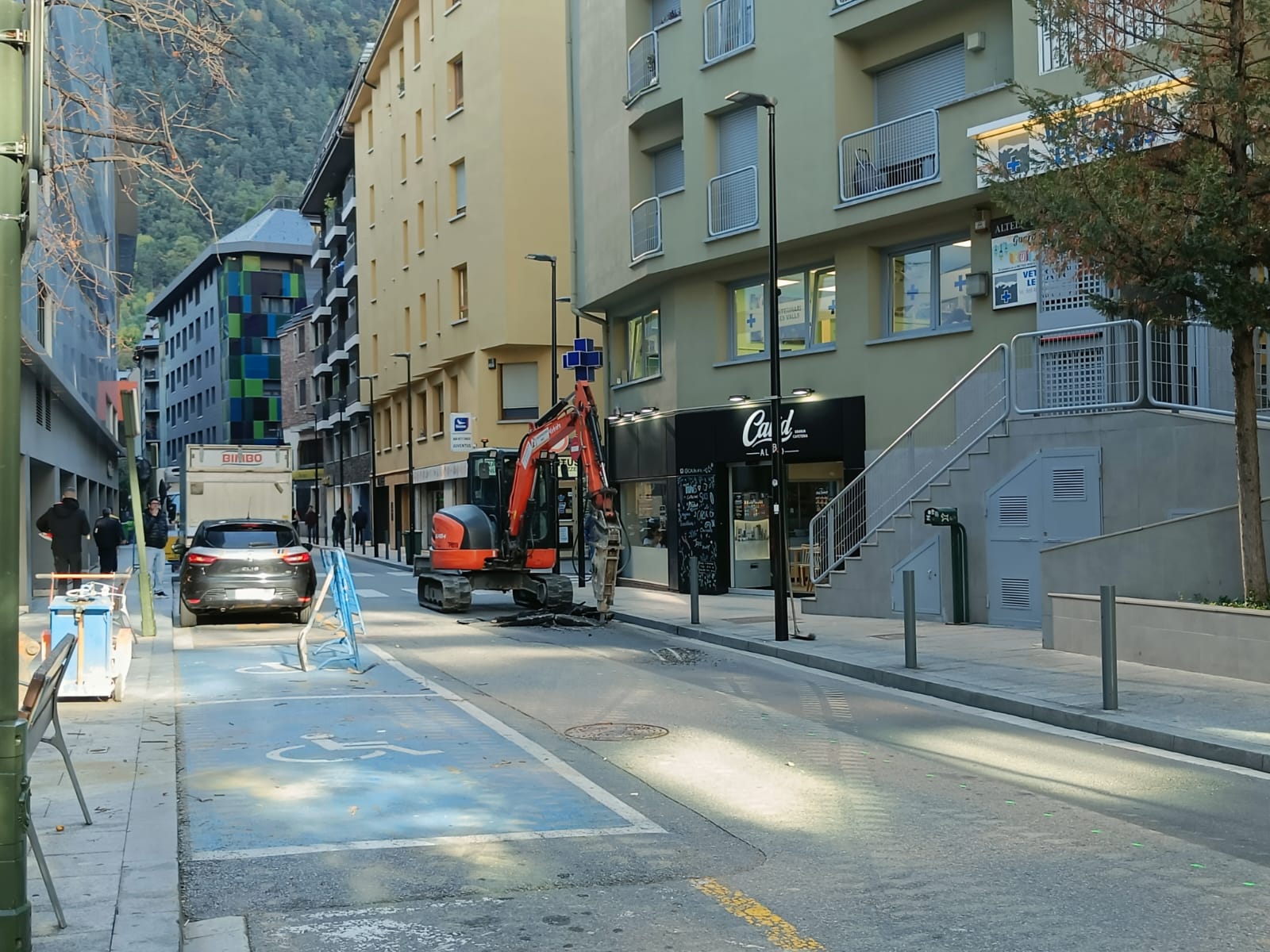 Una màquina treballant al carrer Joan Maragall. Una màquina treballant al carrer Joan Maragall.