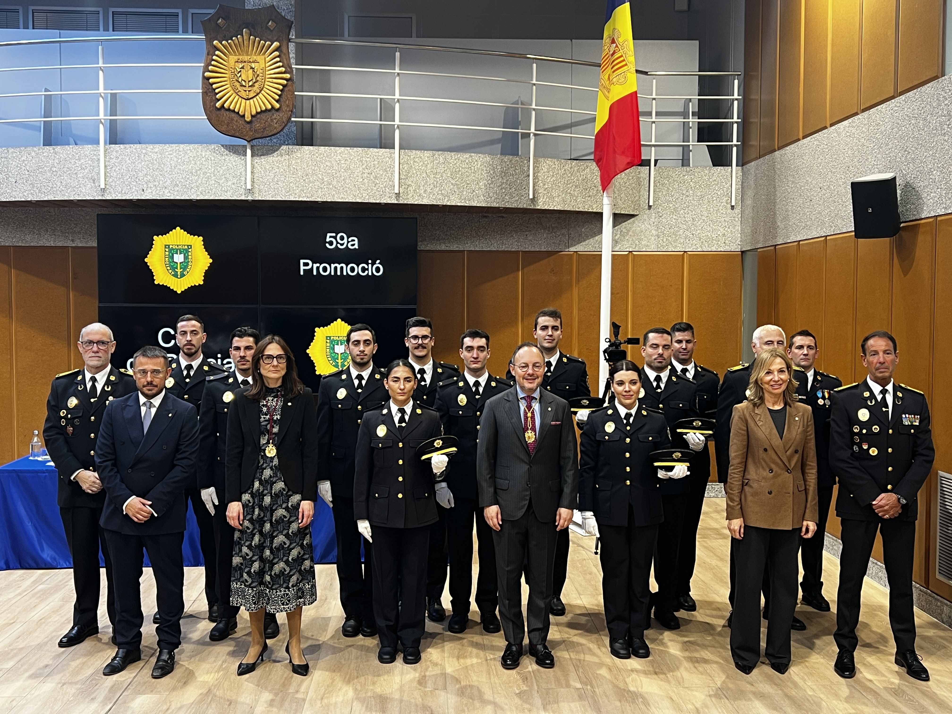 Els nous agents amb responsables policials i politics.