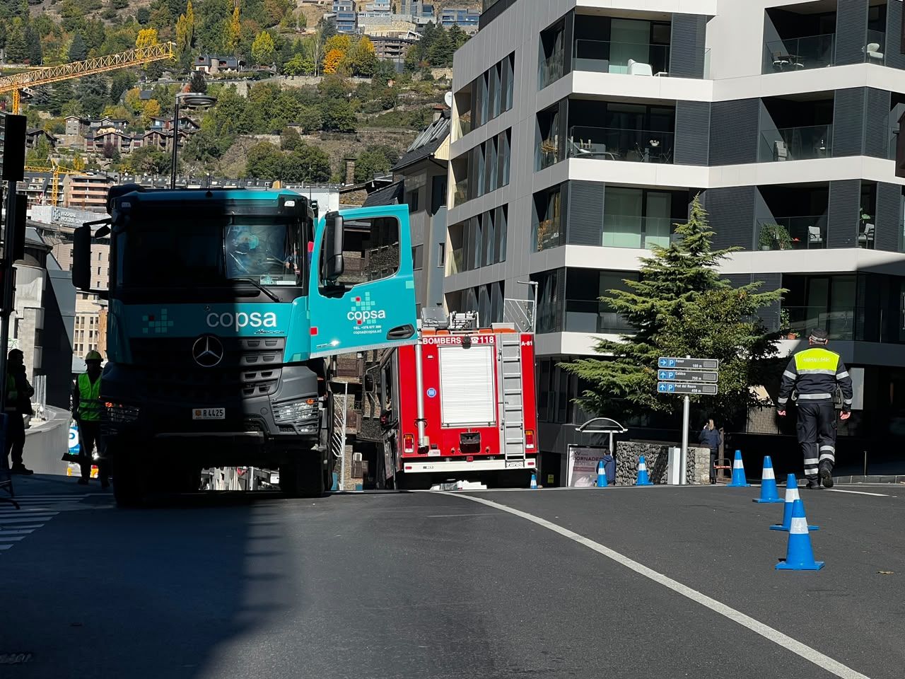 El camió avariat i els bombers al carrer de la Unió.