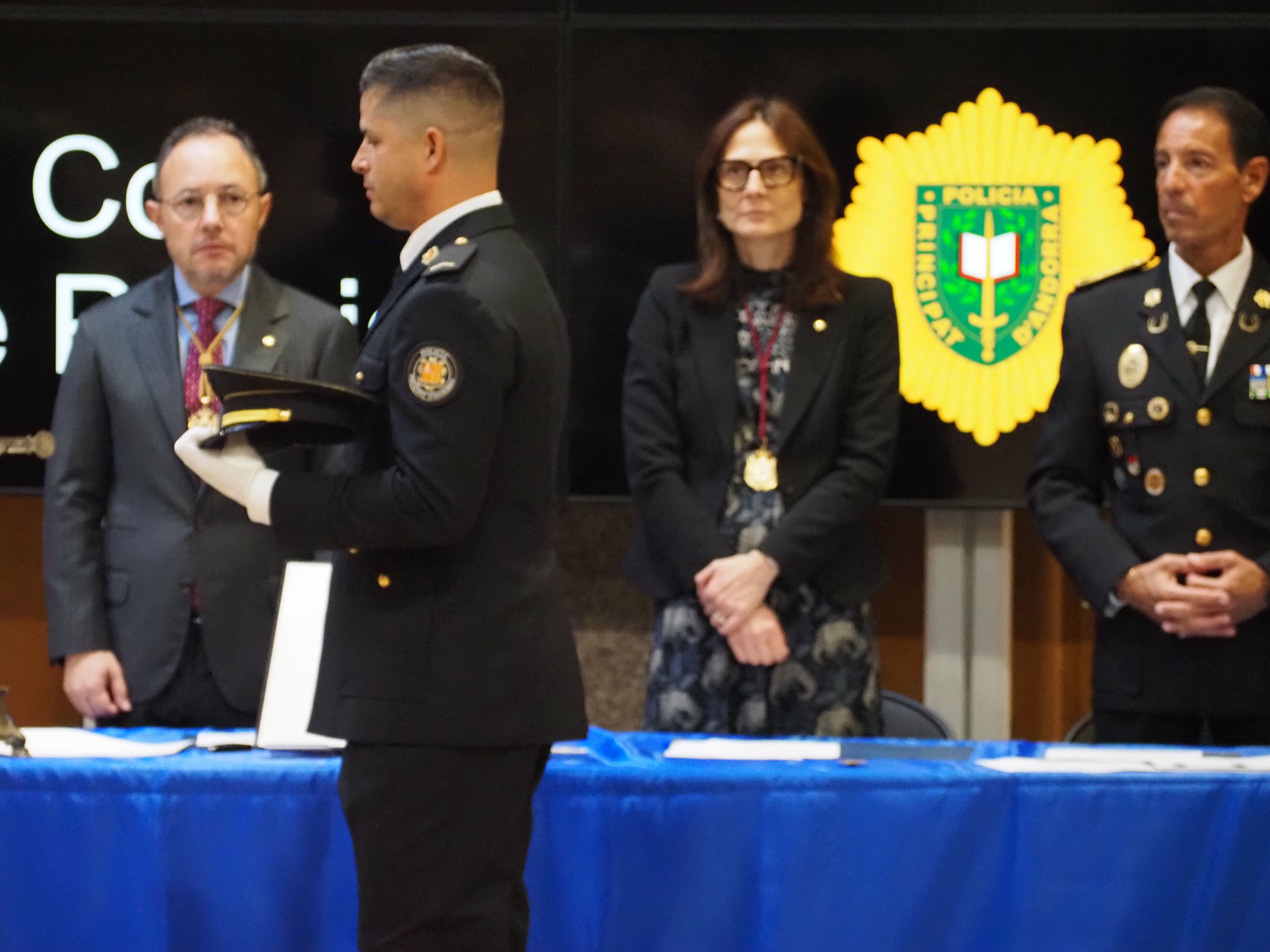 Un dels agents que ha jurat.