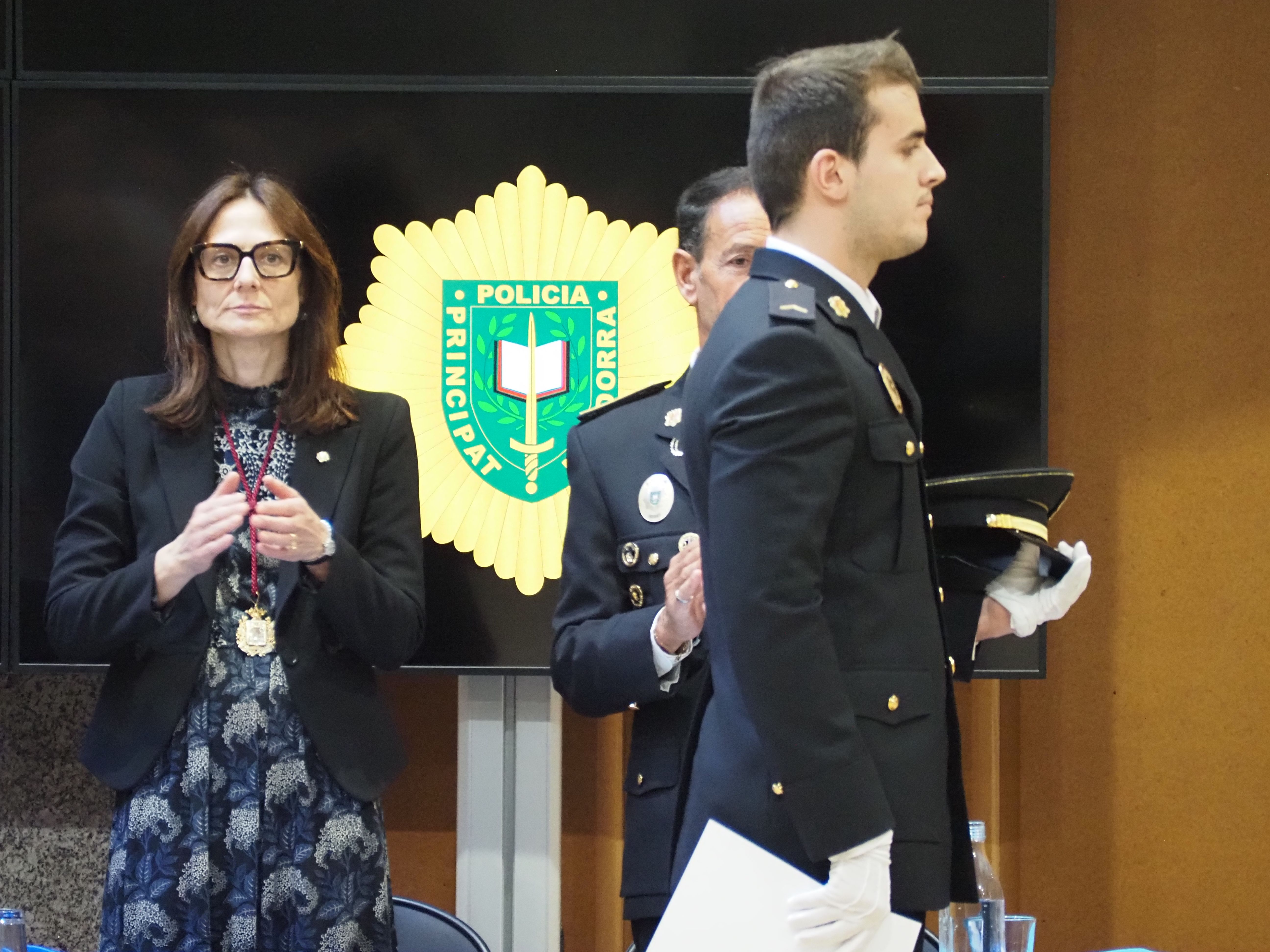 Un dels agents que ha jurat.