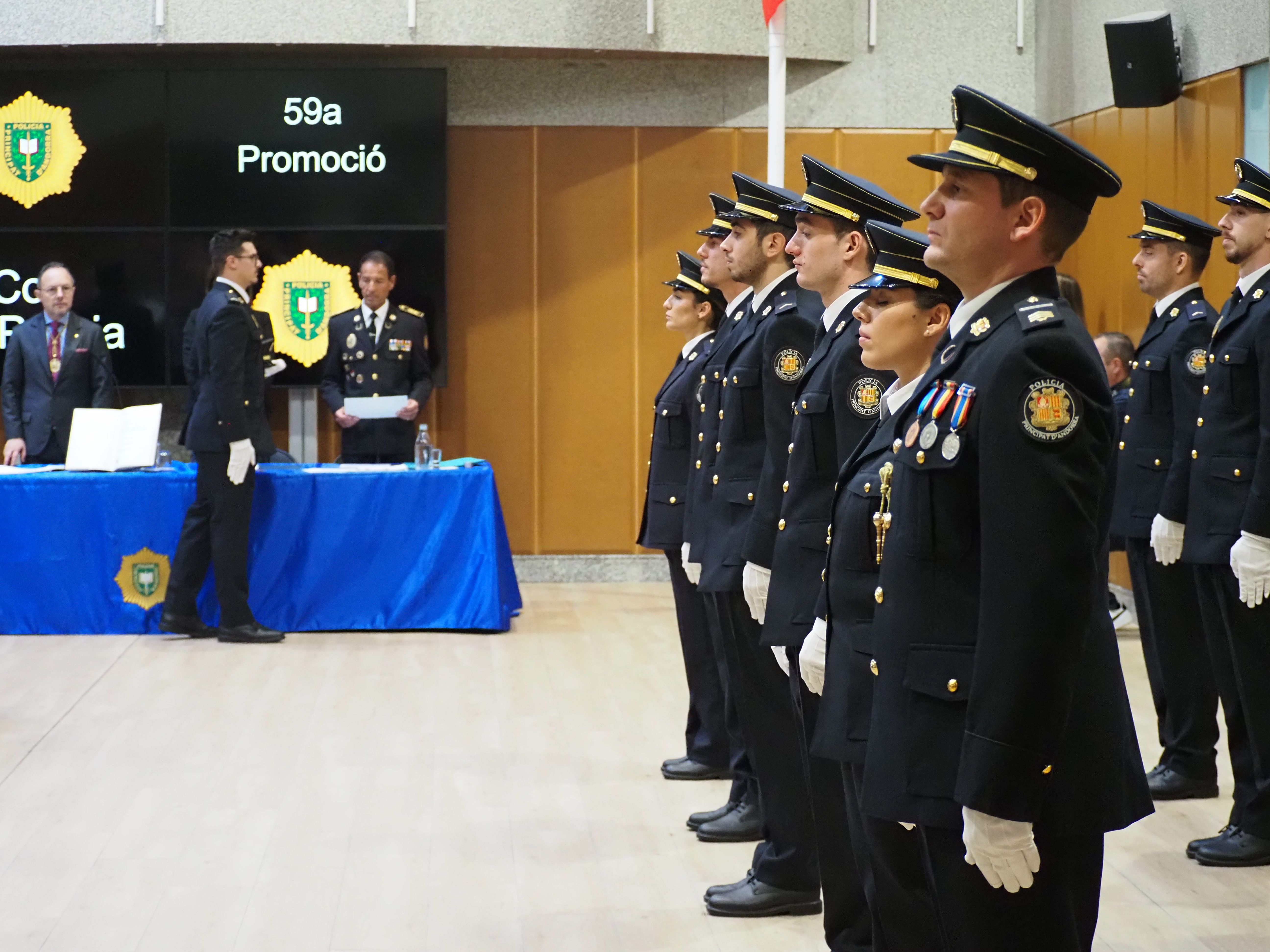 Un dels agents que ha jurat.