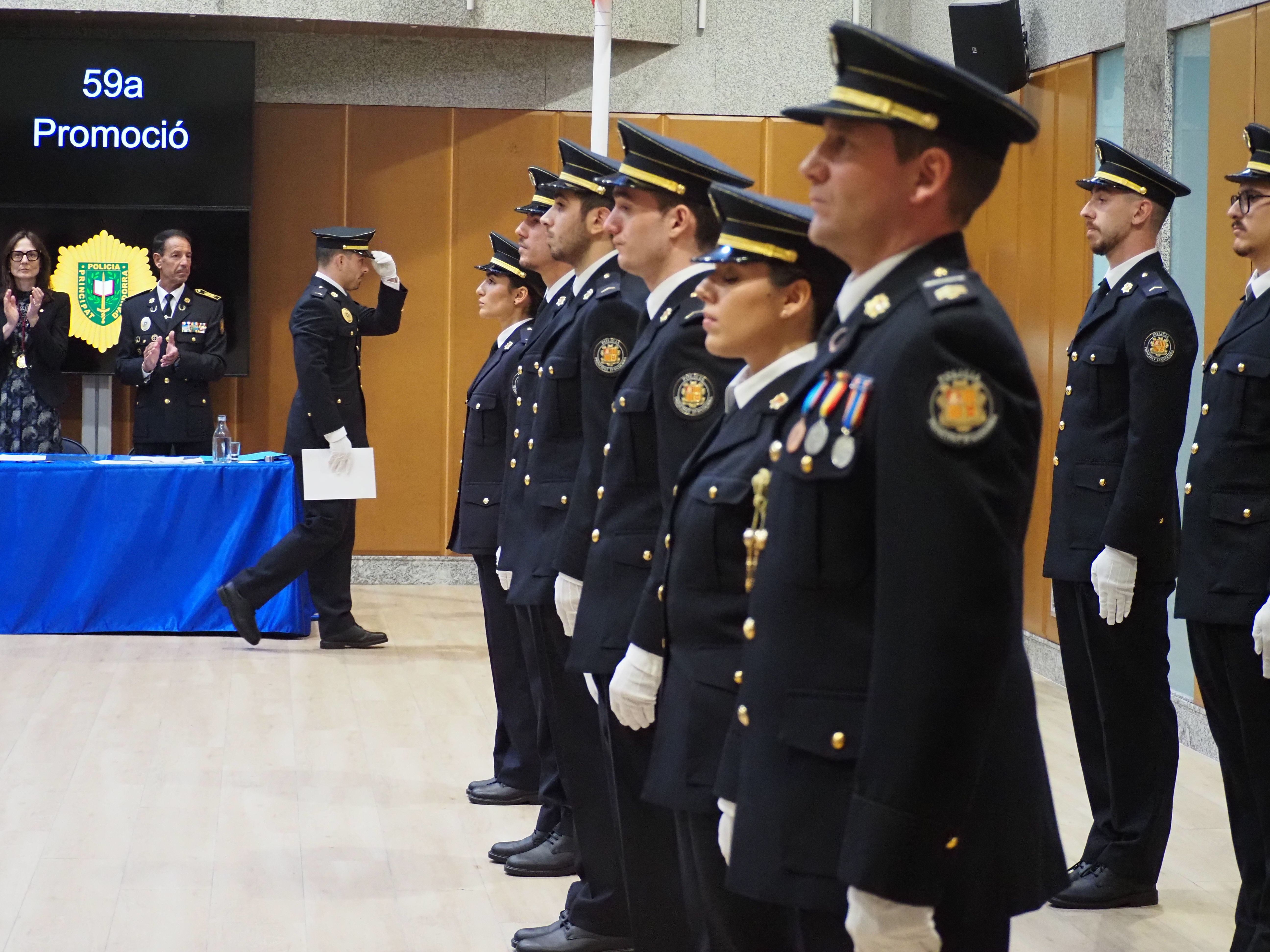 Un dels agents que ha jurat.