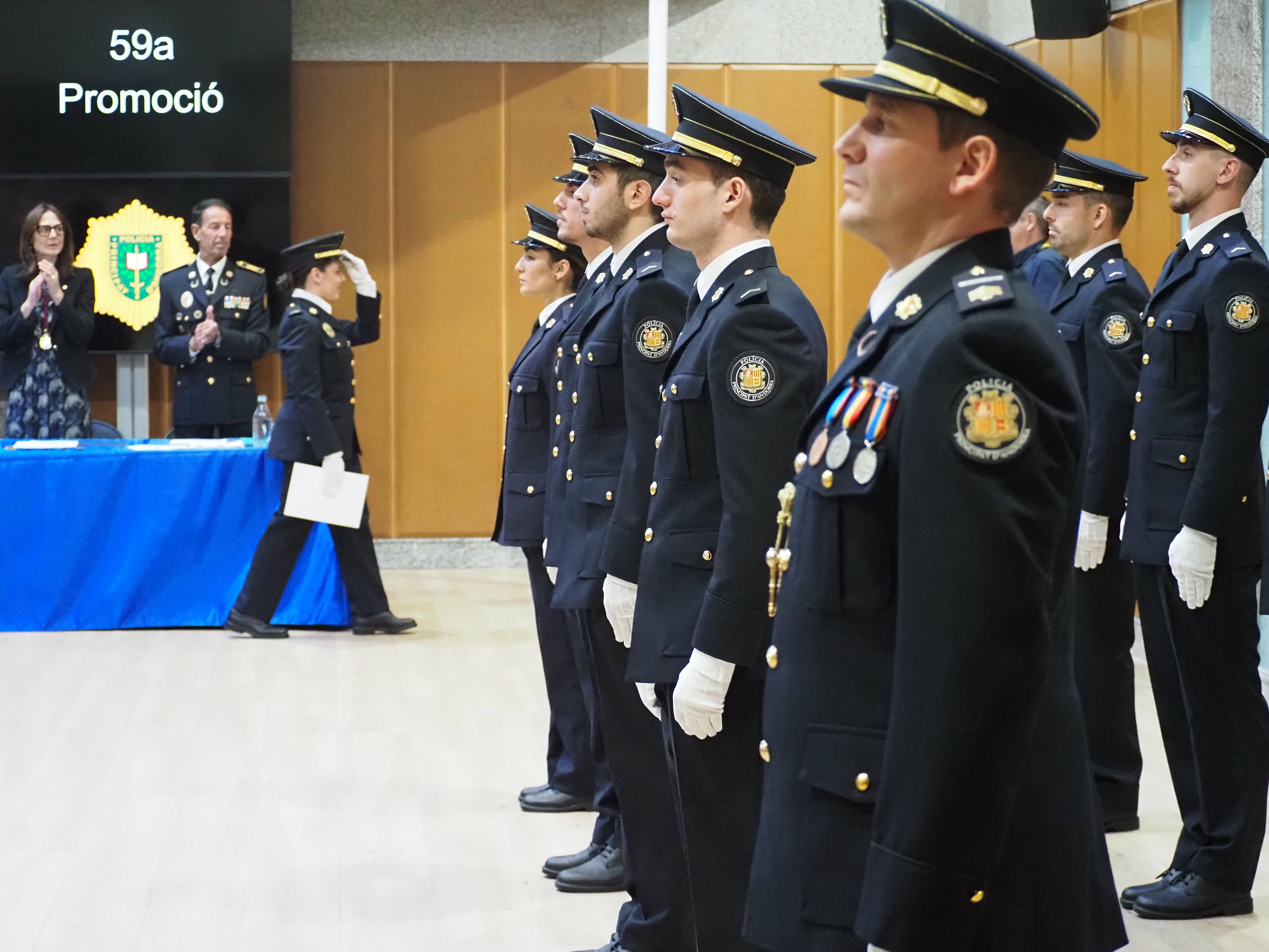 Un dels agents que ha jurat.