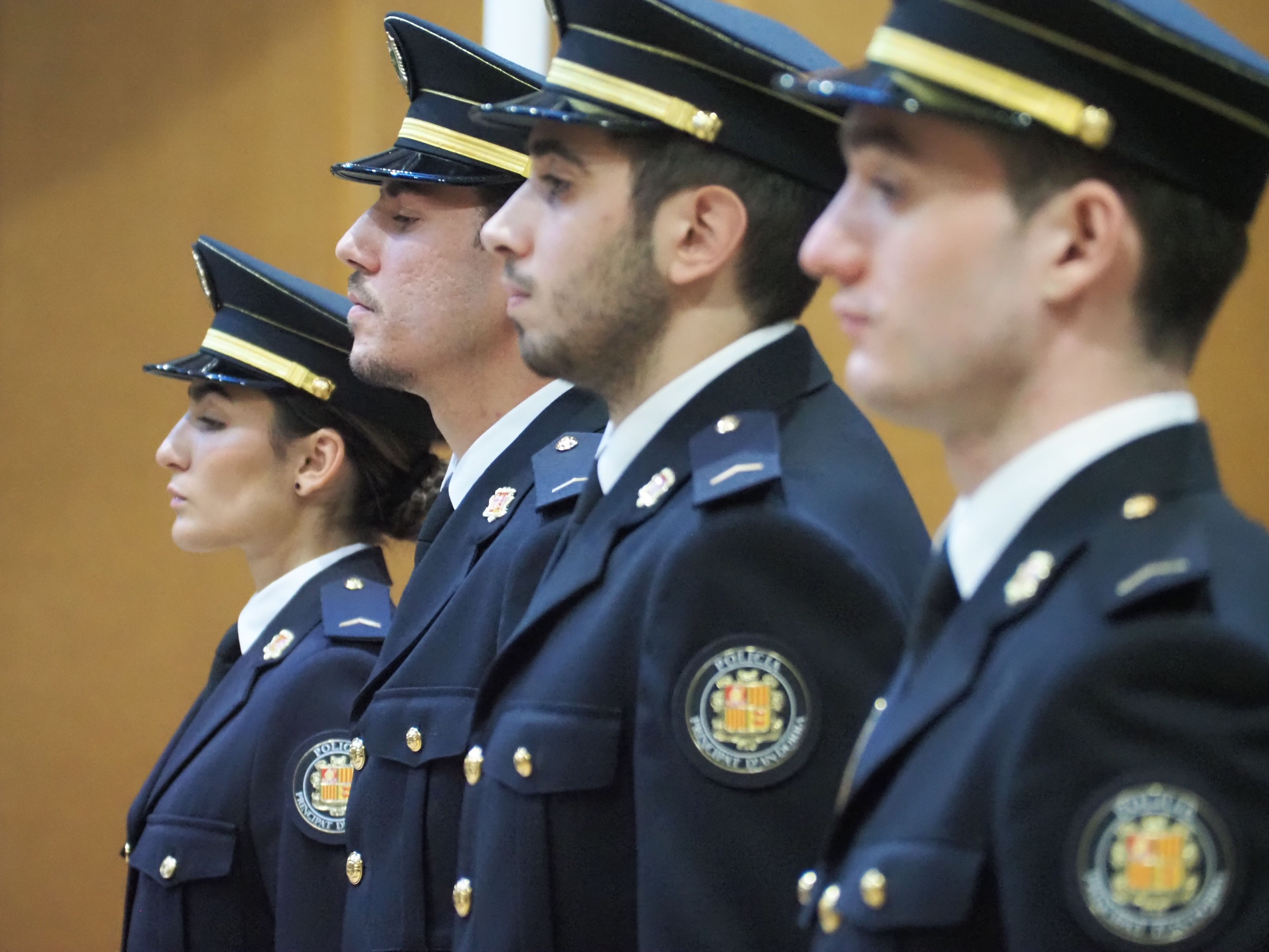 Primer pla de quatre dels agents que han jurat.