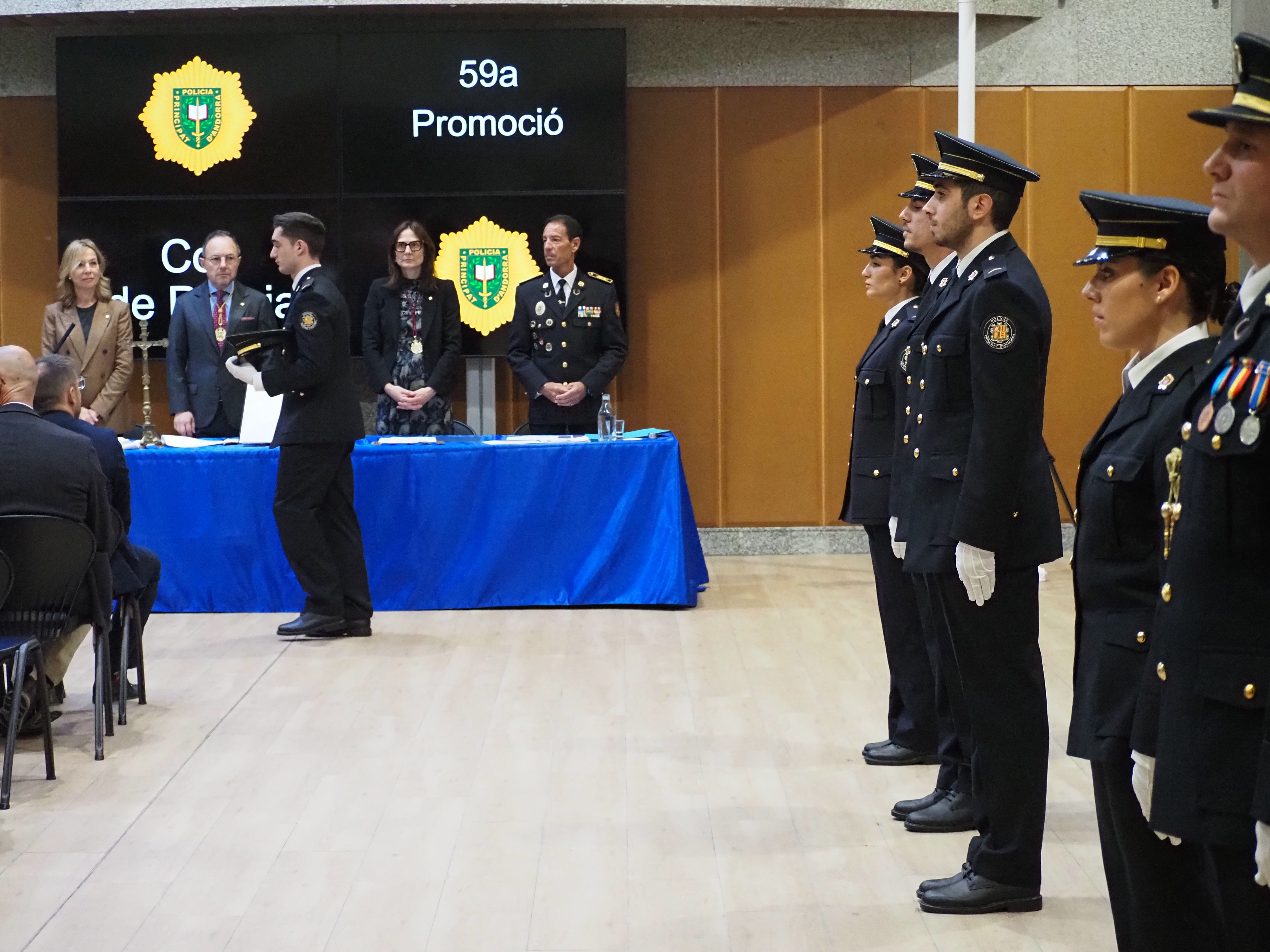 Un dels agents que ha jurat.