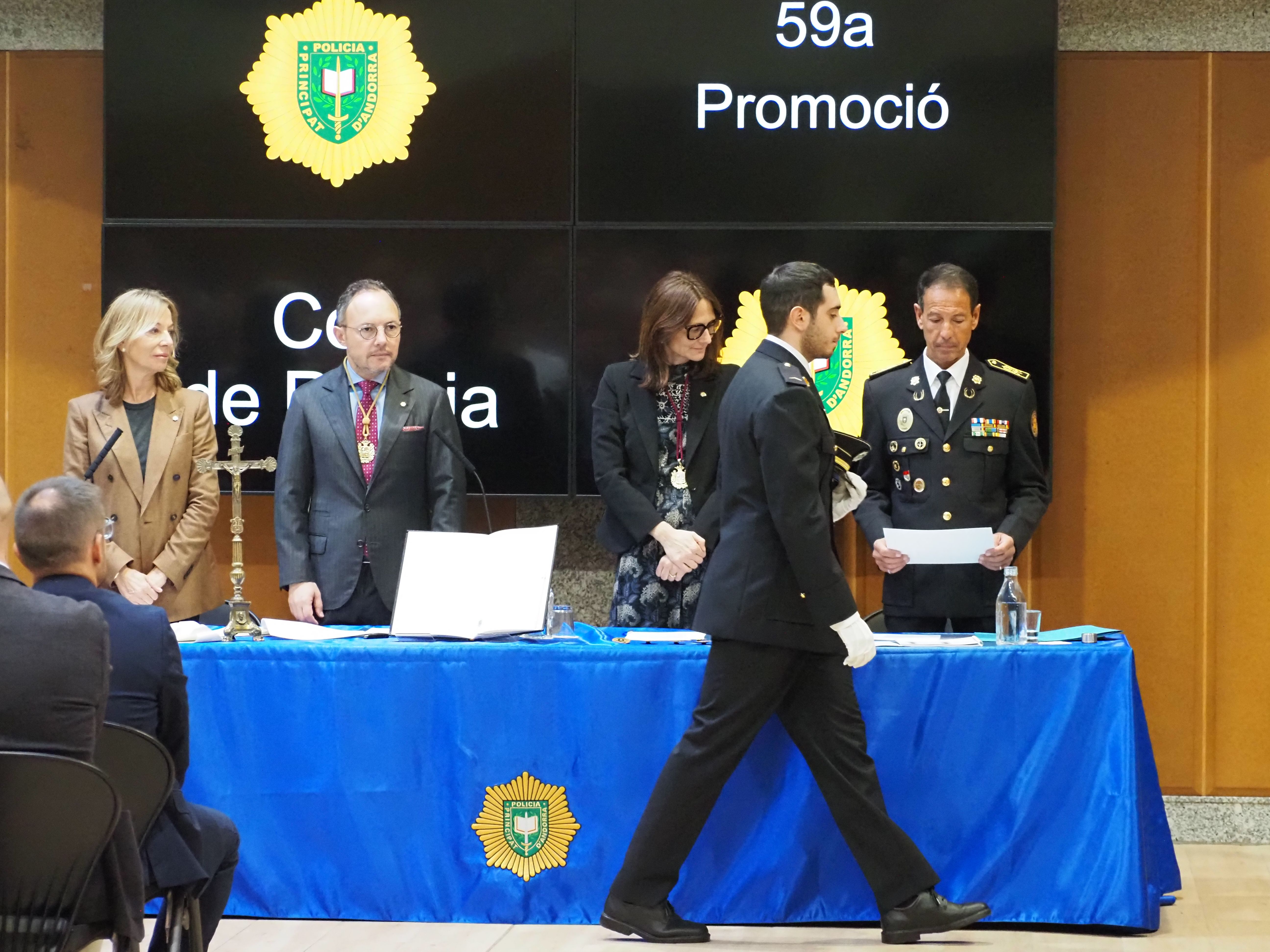 Un dels agents que ha jurat.
