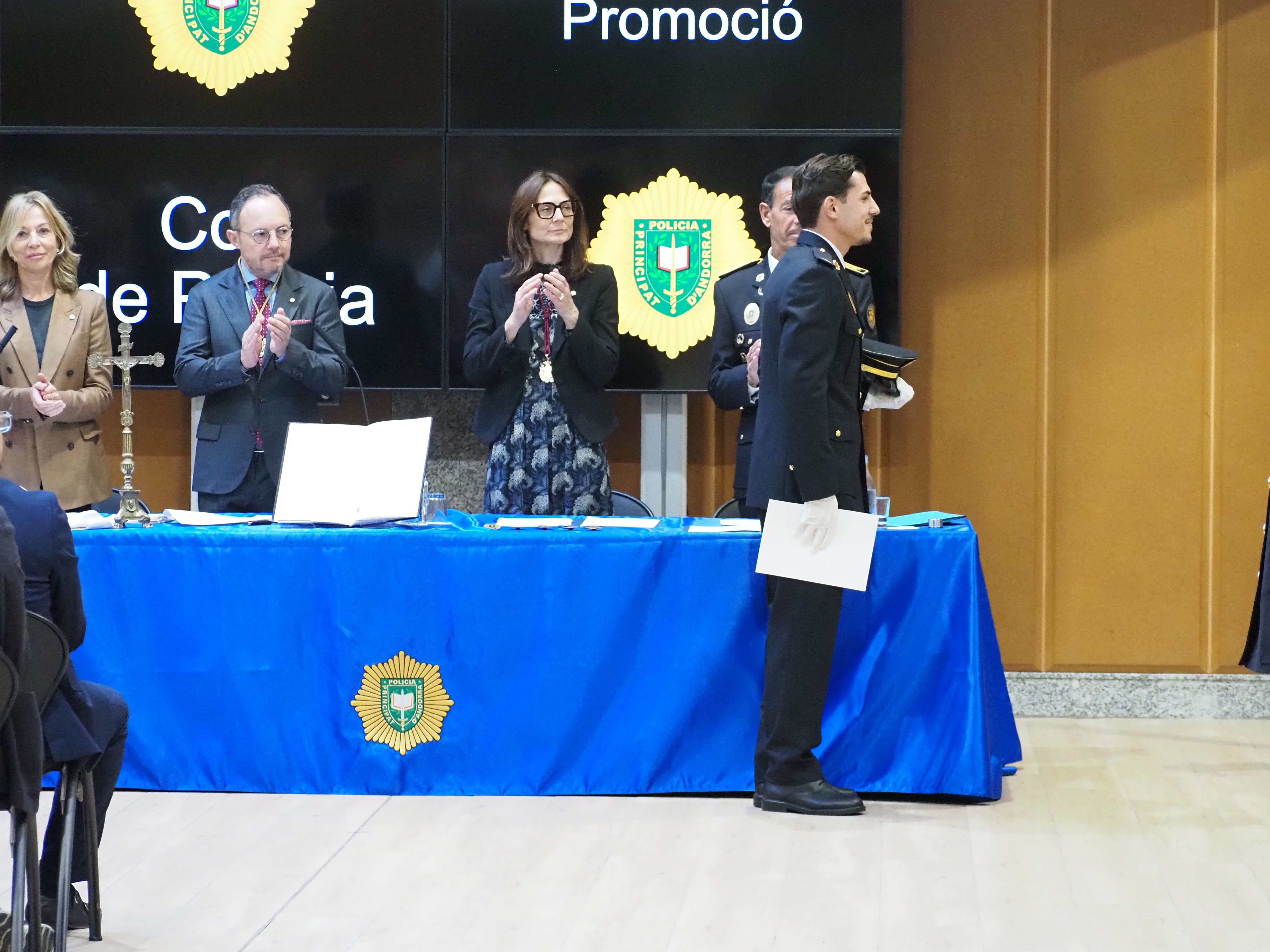 Un dels agents que ha jurat.