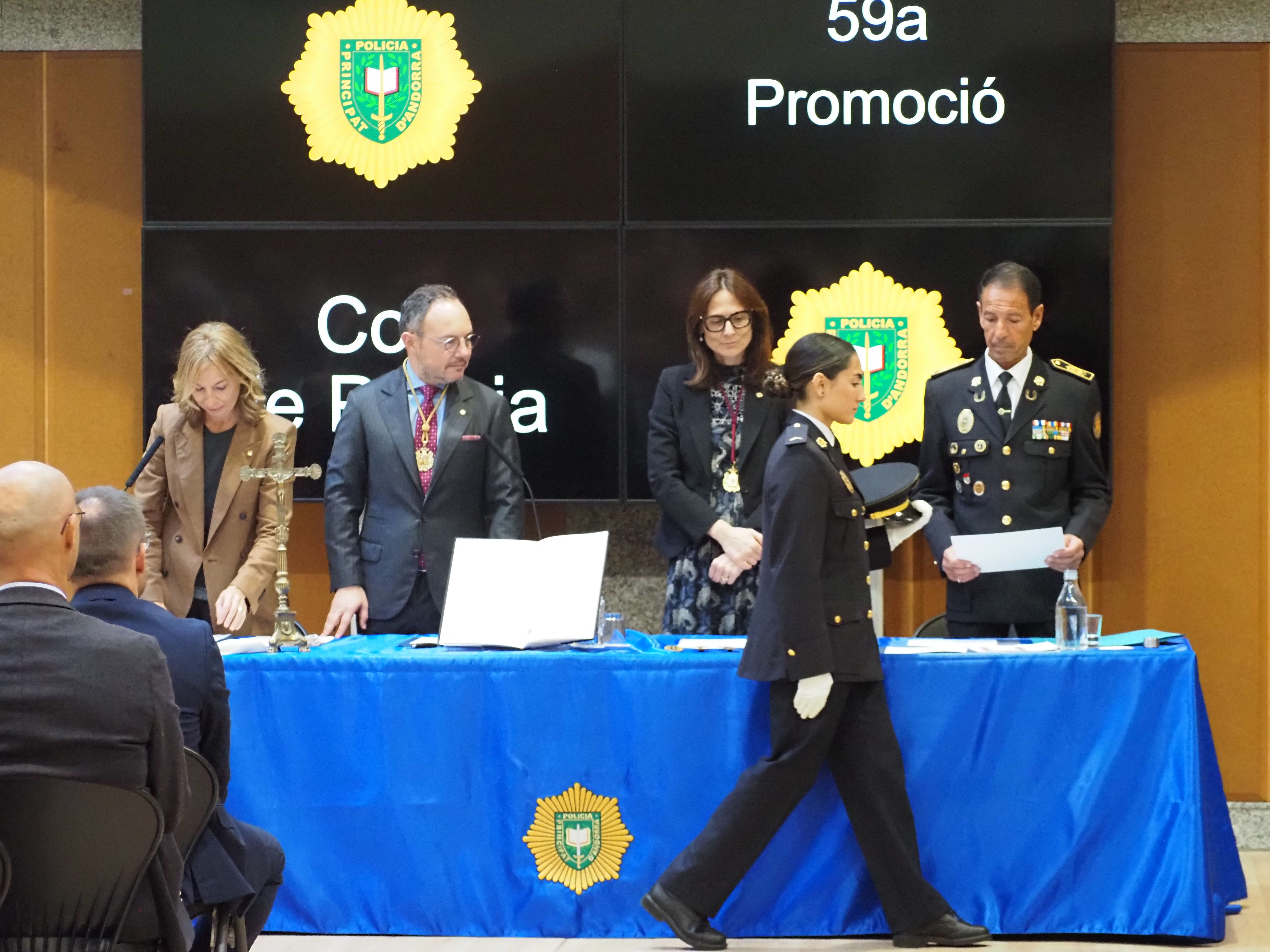 Un dels agents que ha jurat.