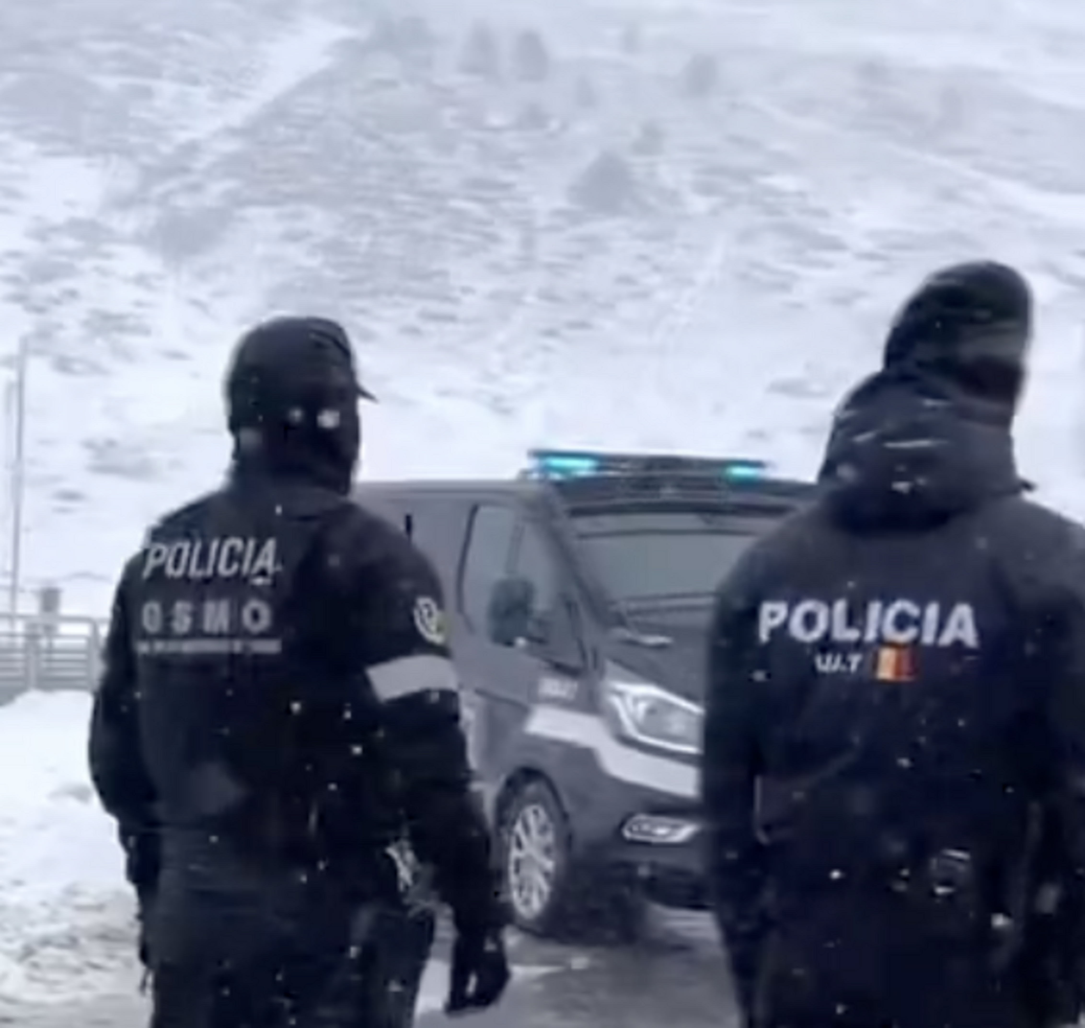 Agents del GSMO i la UIT fent controls al Pas de la Casa.