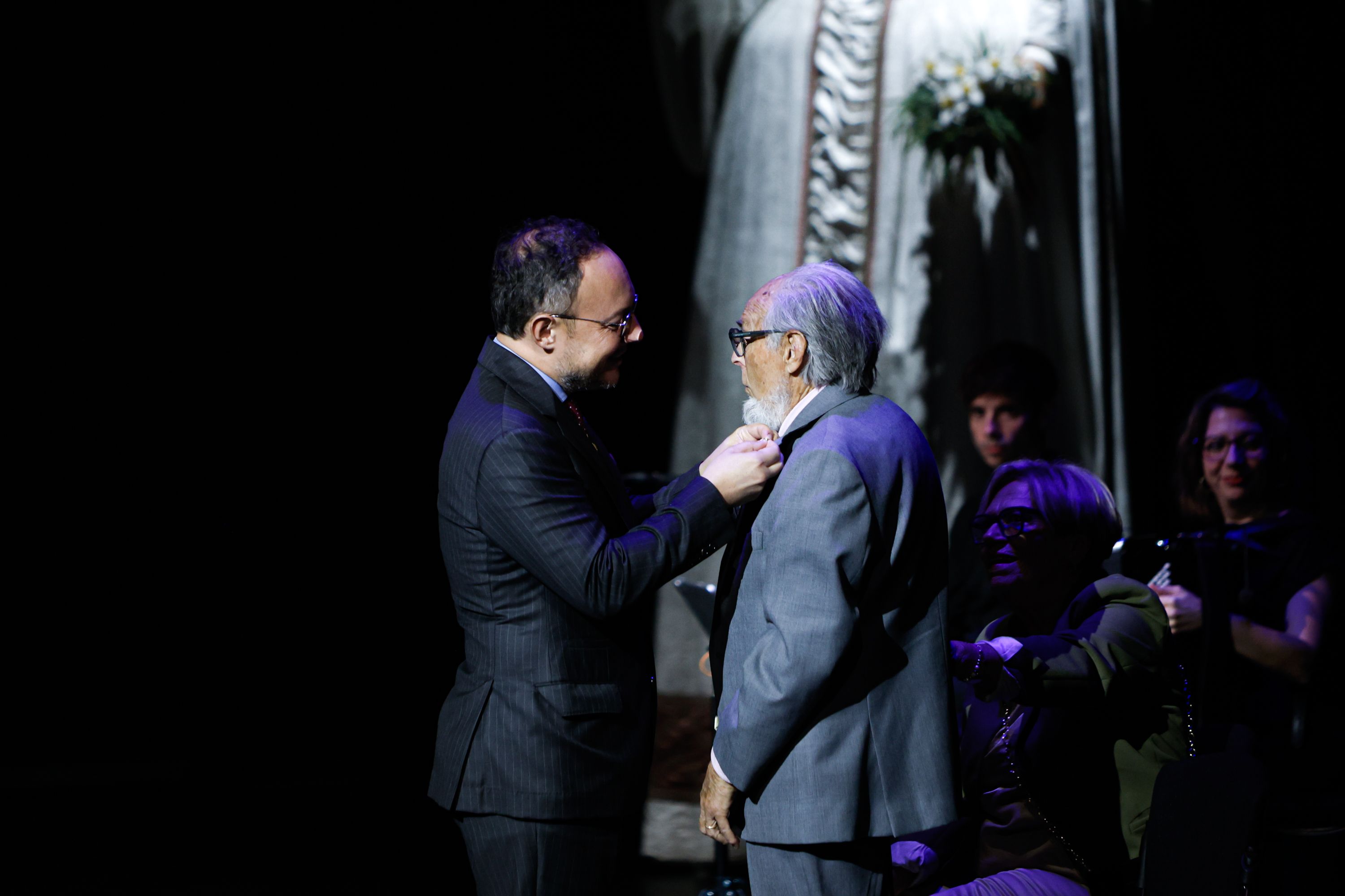 Espot donant l'atorgament de l'Orde de Carlemany. Espot donant l'atorgament de l'Orde de Carlemany.