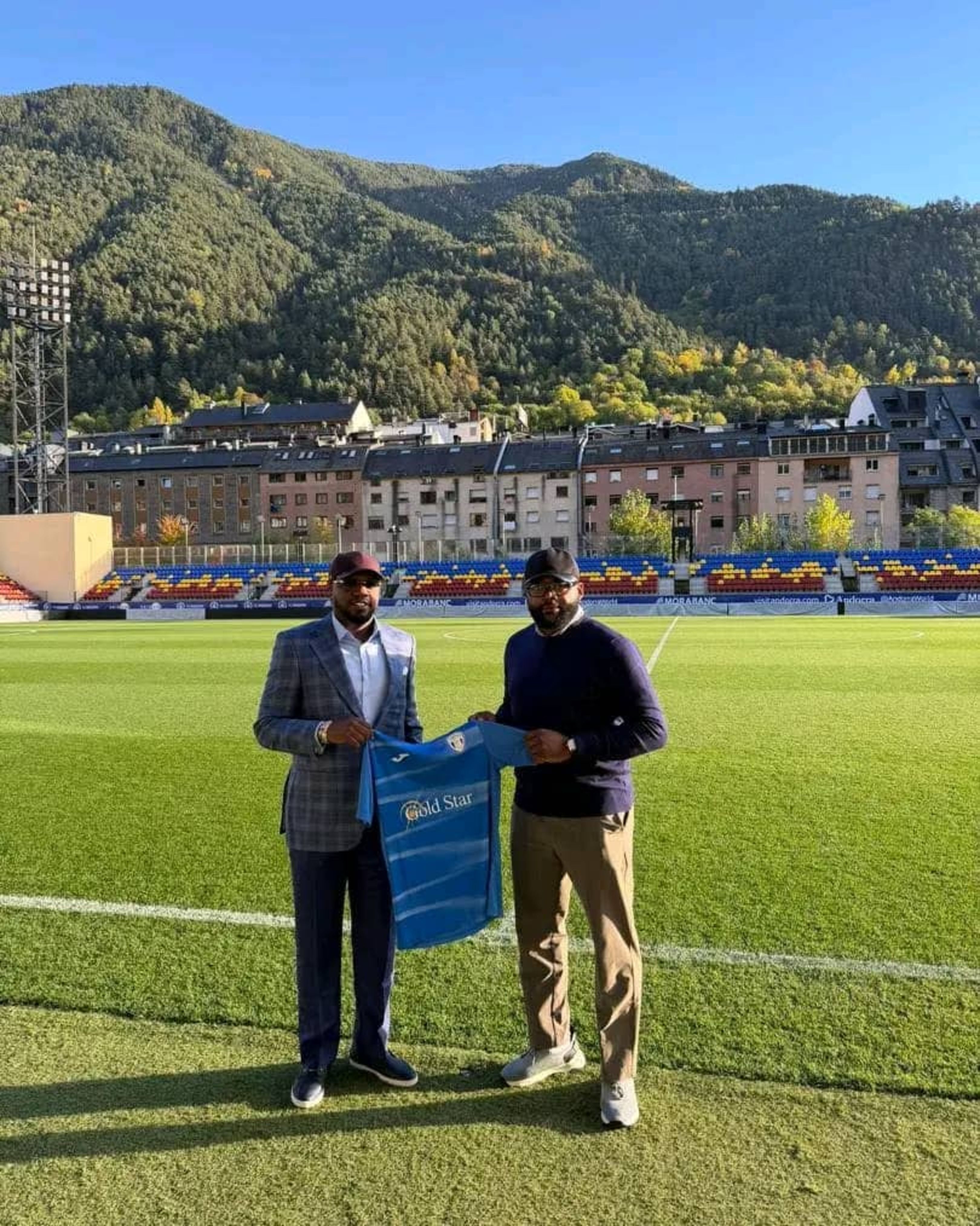 Ketchanga i un col·laborador seu amb la samarreta de l'FC Santa Coloma a l'estadi de la FAF.