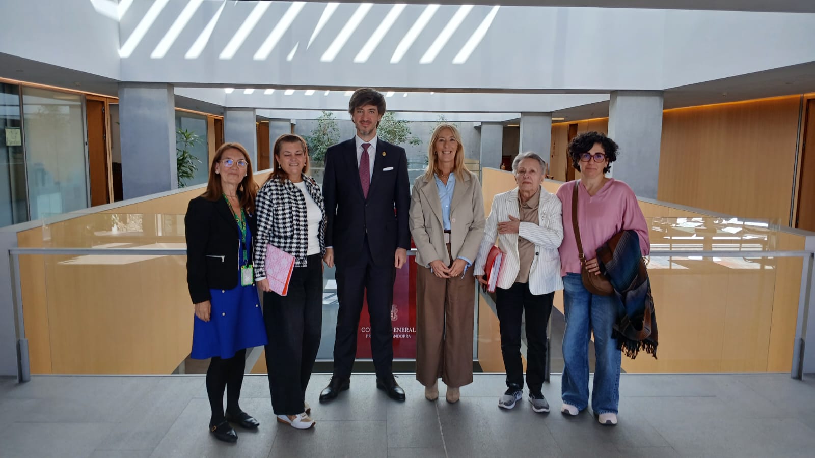 Els síndics amb membres d'AMARE al Consell General. 