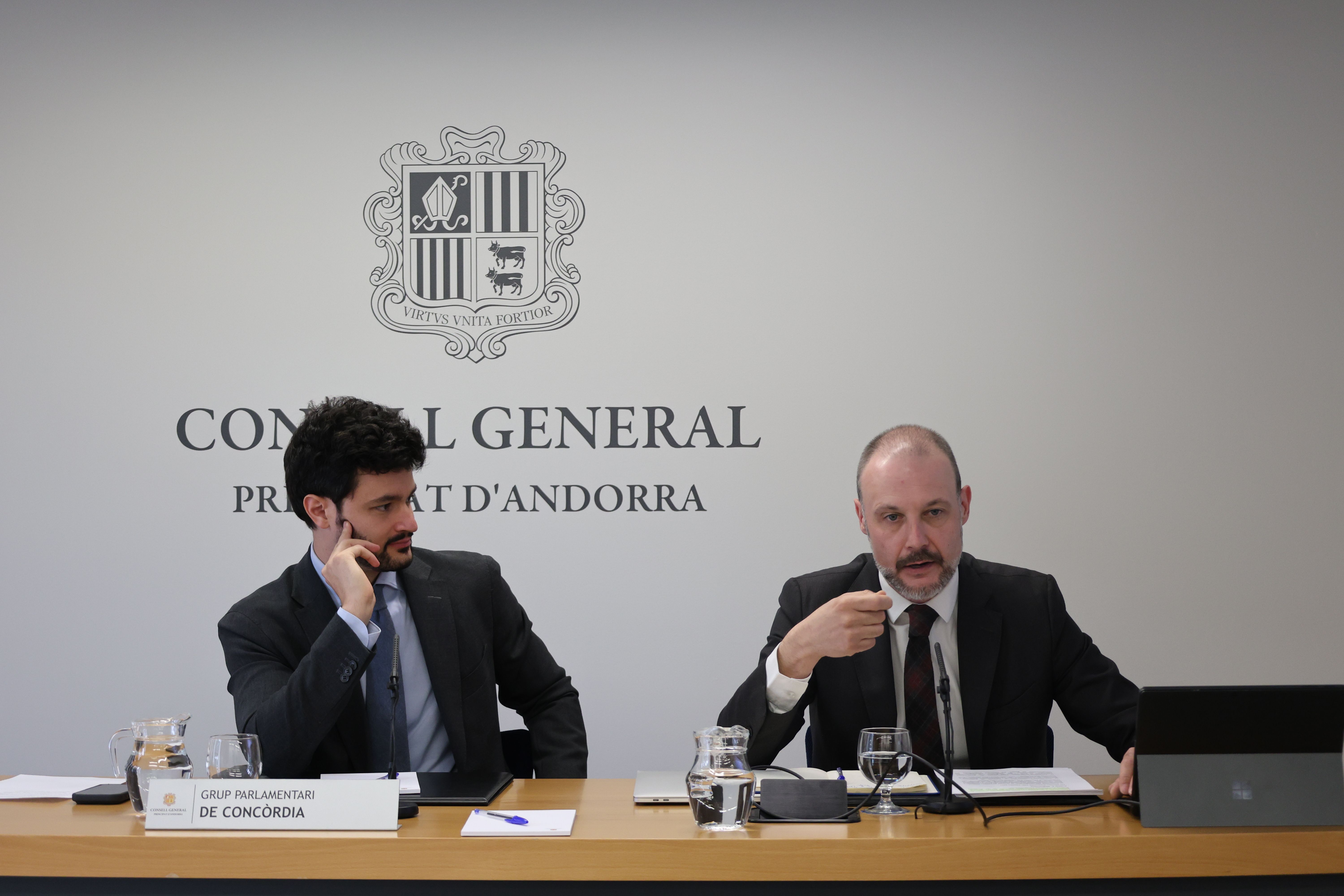 Cerni Escalé i Jordi Casadevall durant la presentació de la proposició de llei.
