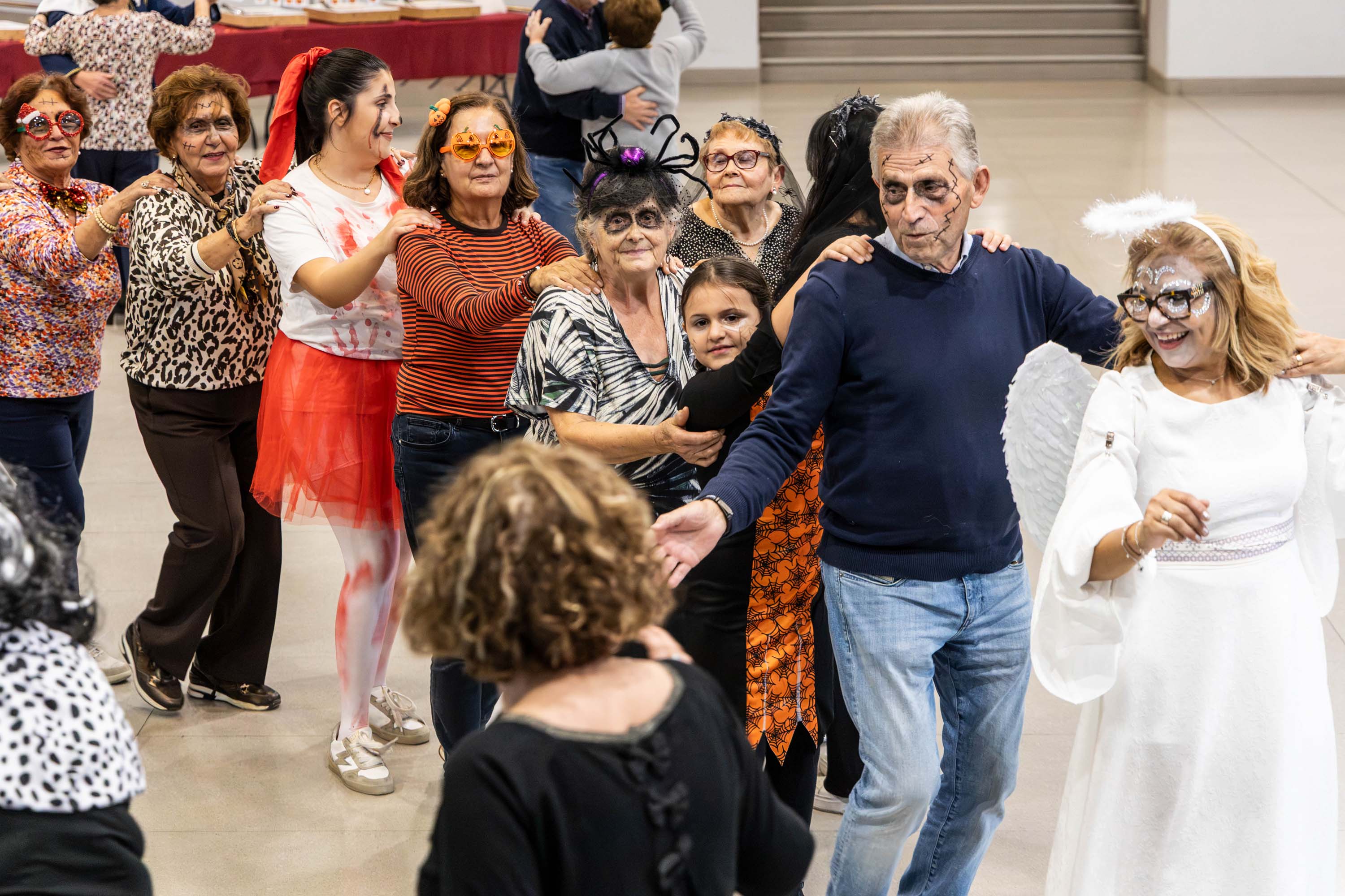La gent gran de la Casa Pairal de la Massana balla disfressada amb temàtica de Halloween.