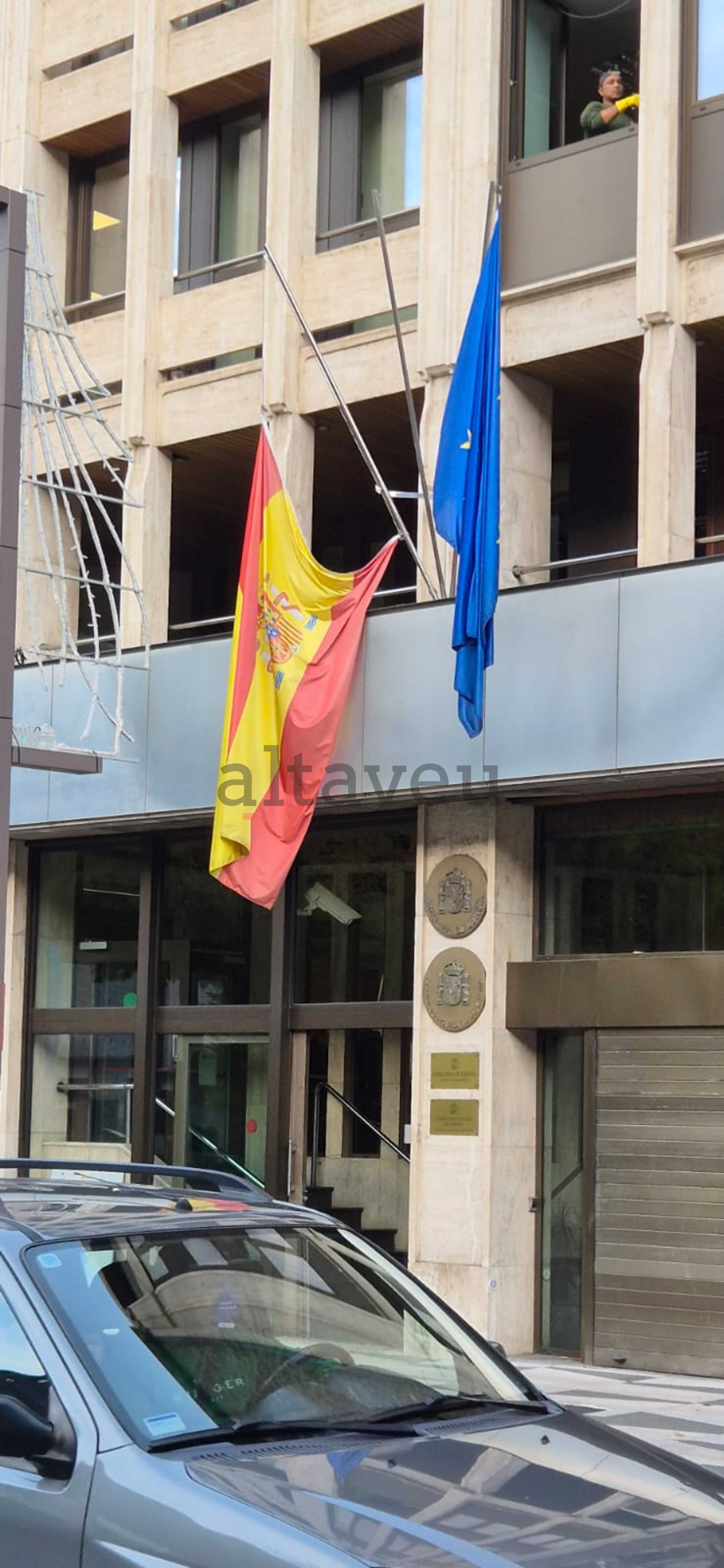 La bandera onejant a mig pal aquest matí.