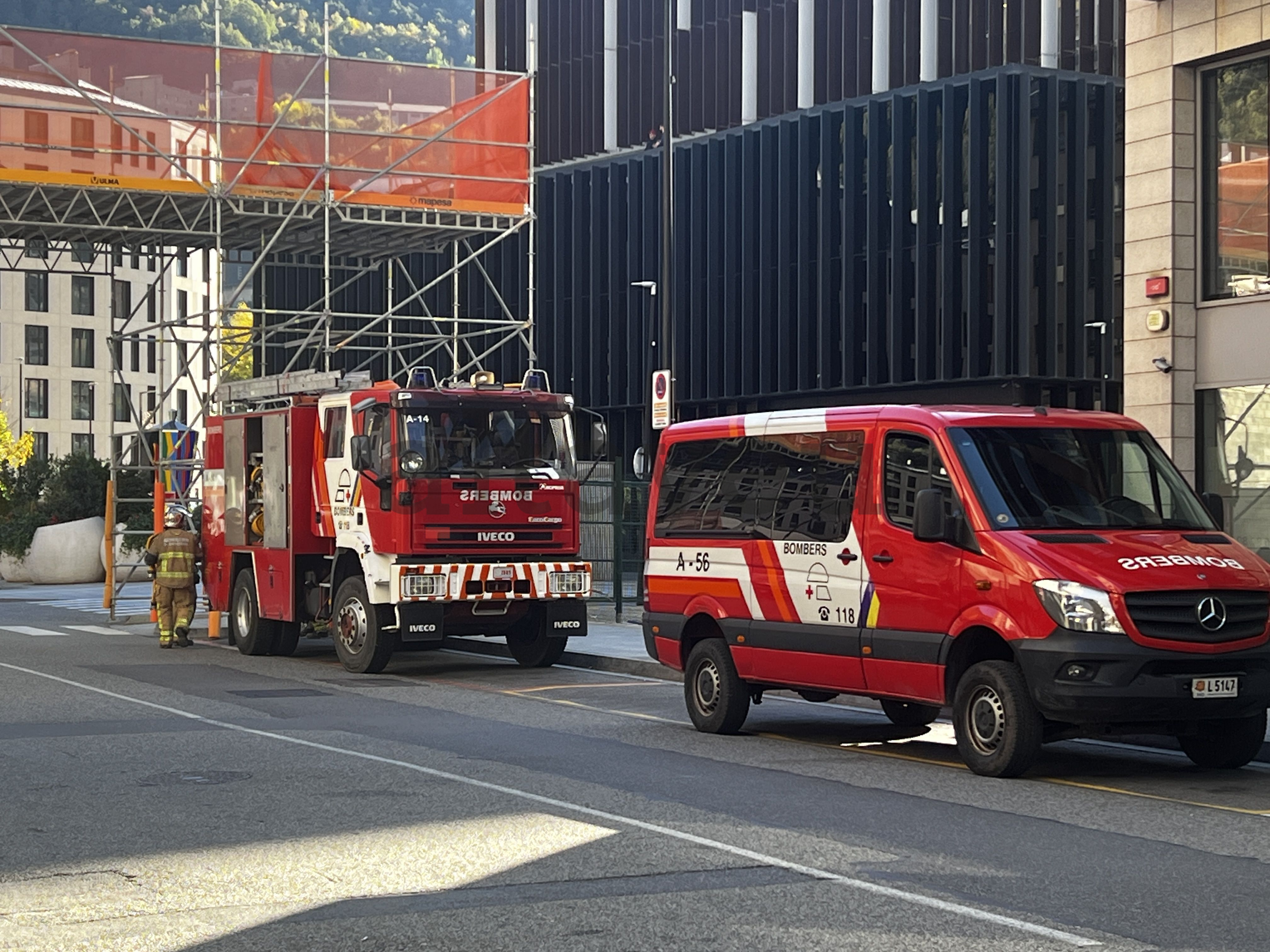 Els bombers en una pràctica aquest dijous a la zona del Prat del Rull d'Andorra la Vella. Els bombers en una pràctica aquest dijous a la zona del Prat del Rull d'Andorra la Vella.