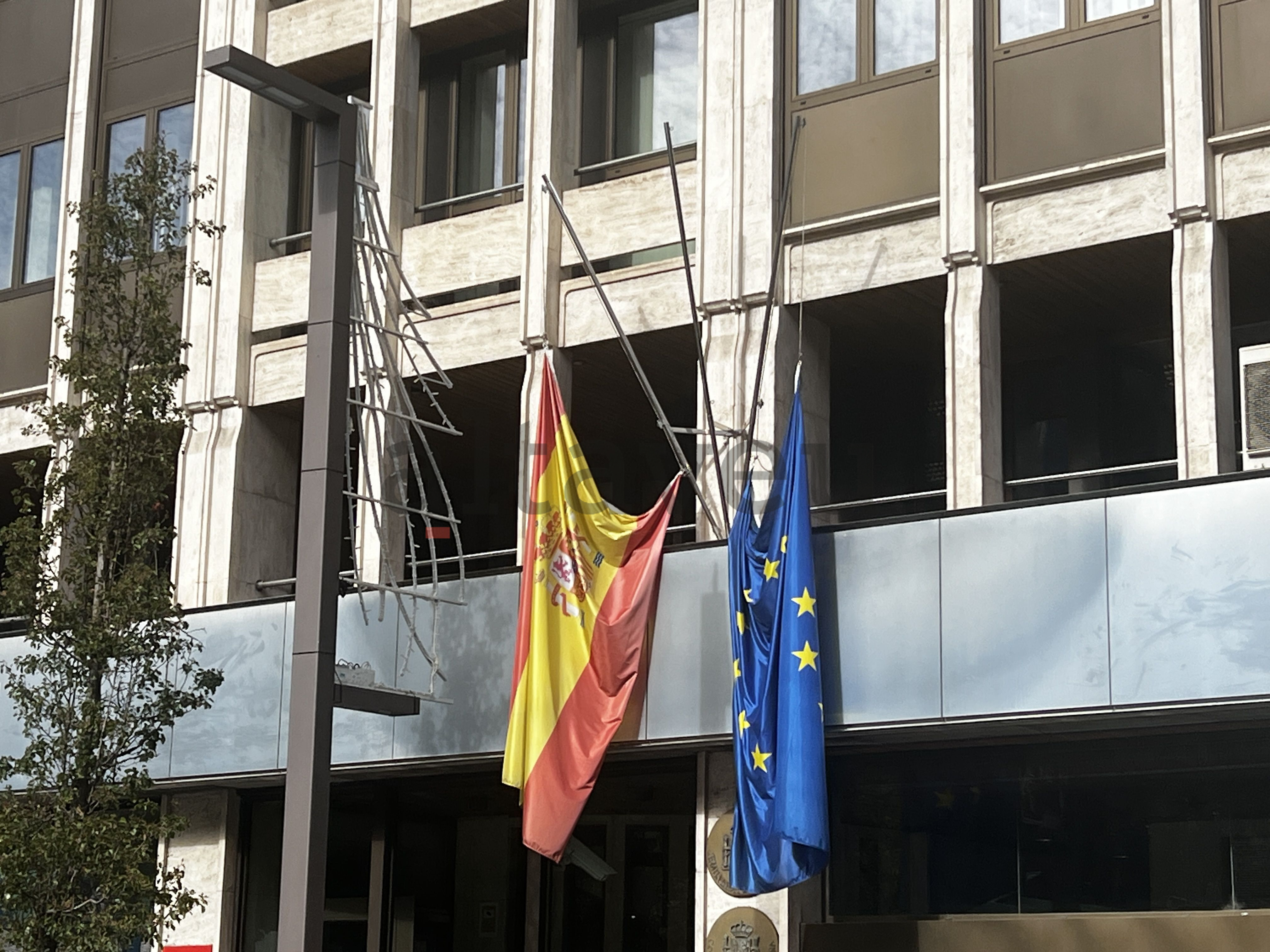 Les banderes onejant a mig pal. La portaveu del Sindicat, Rebeca Bonache.