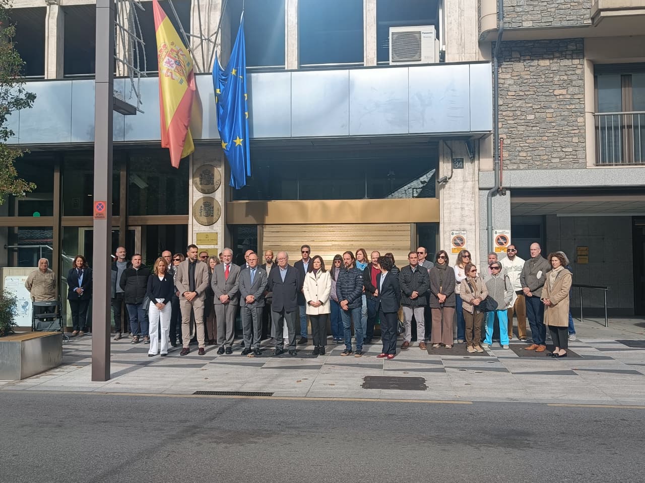 Participants al minut de silenci davant l'ambaixada espanyola.