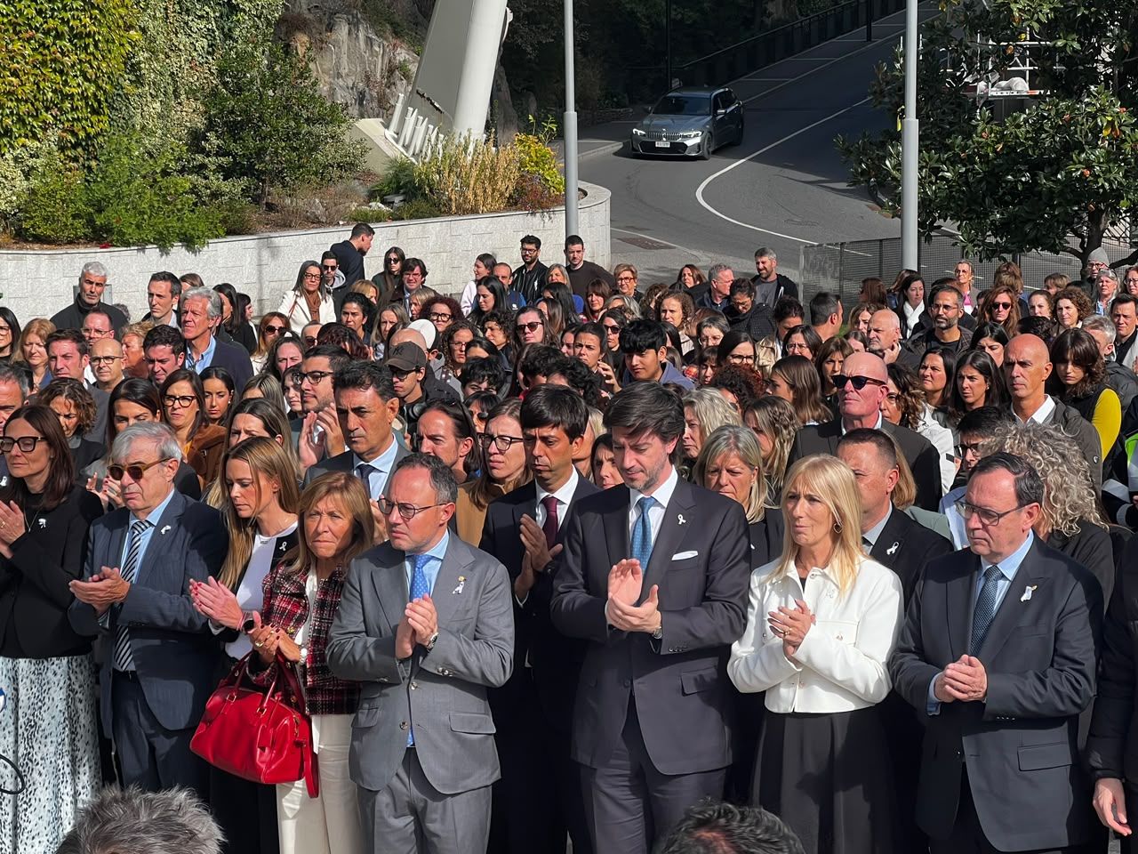 Autoritats i ciutadans aplaudint en acabar el minut de silenci. Autoritats i ciutadans aplaudint en acabar el minut de silenci.