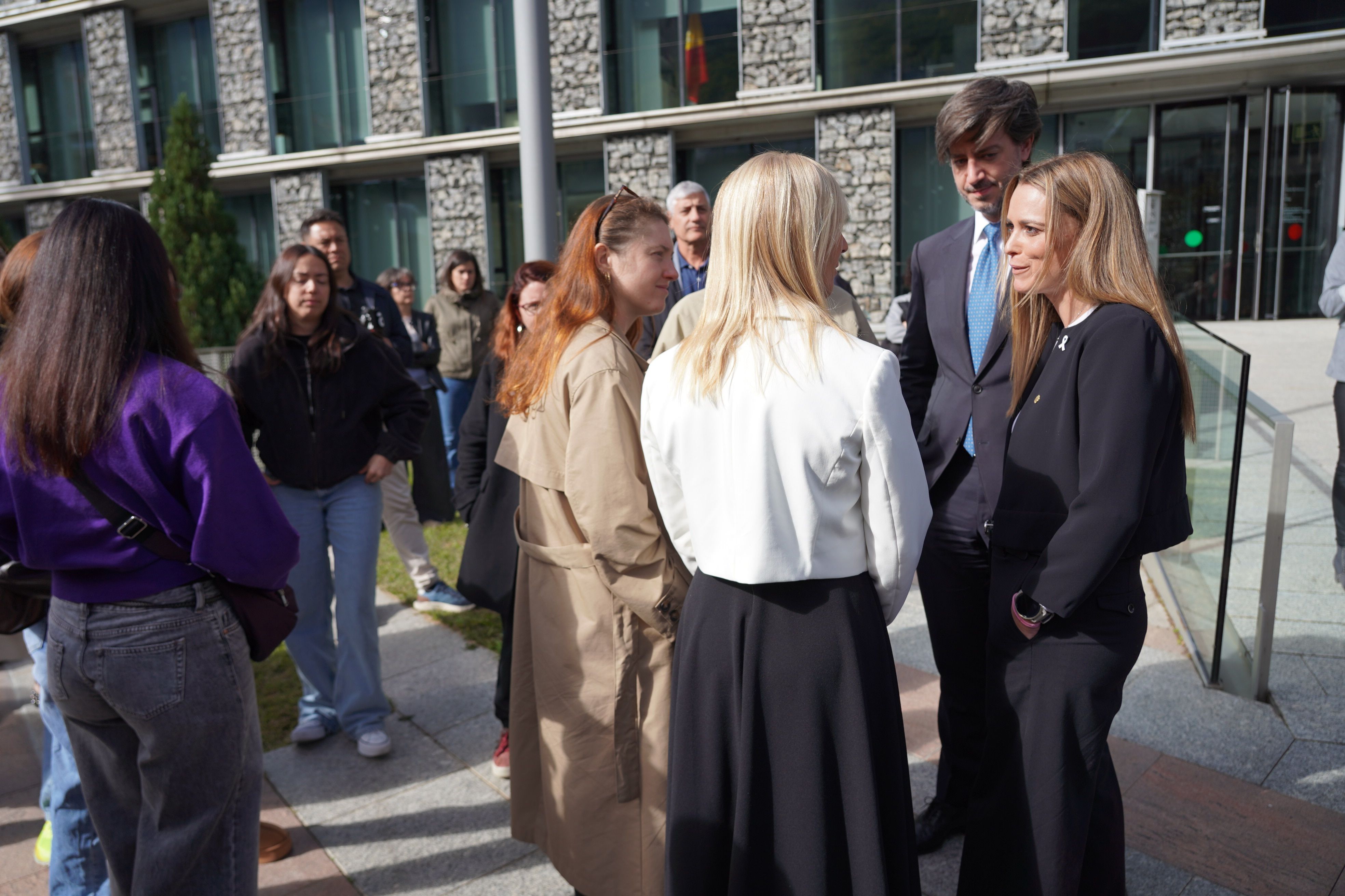 La secretària d'Estat d'Igualtat, Mariona Cadena, parlant amb els síndics i tècnics del seu departament després de la concentració.