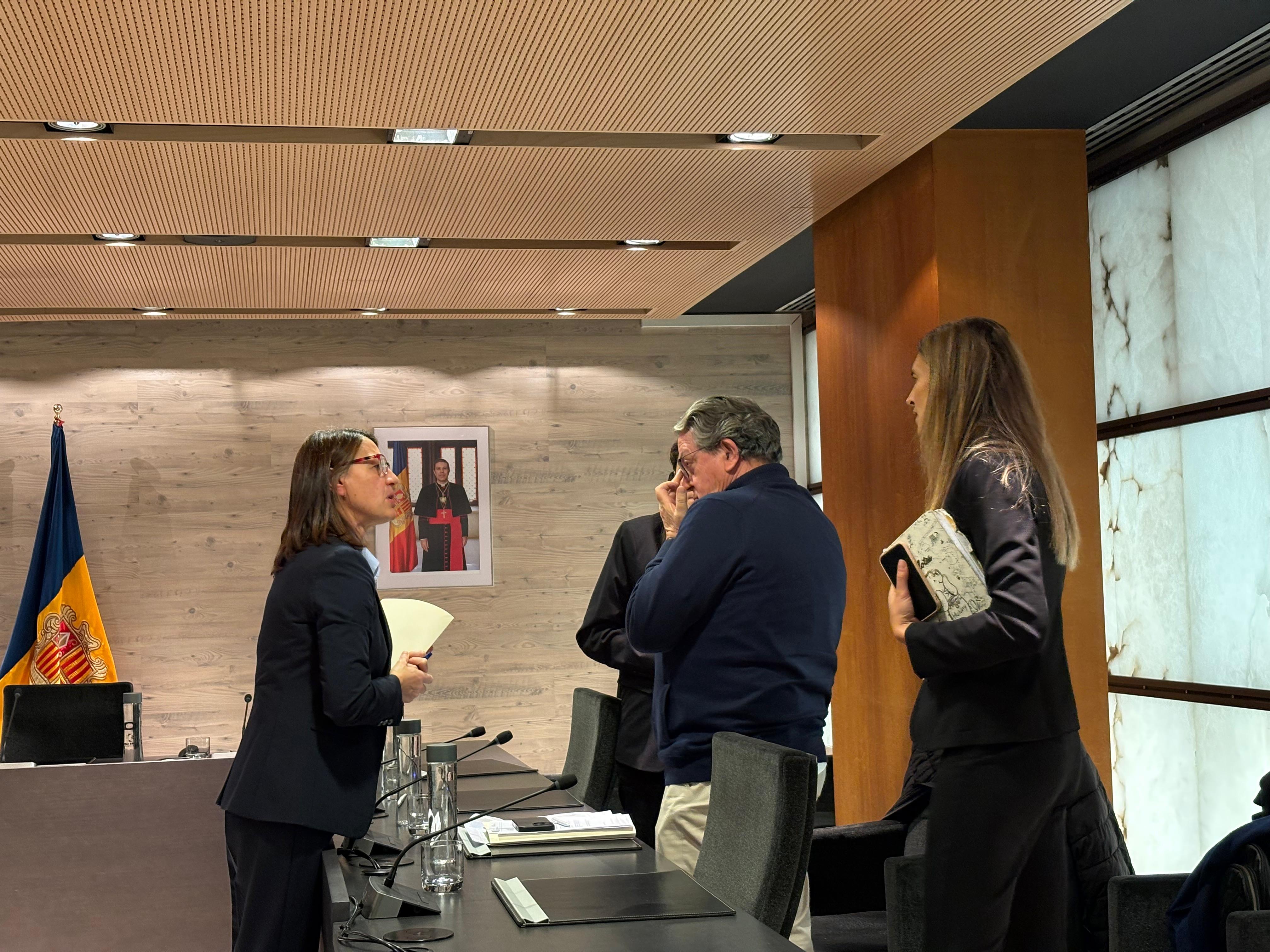 Coma i Dolsa conversant després de la sessió del Consell de Comú. La portaveu del Sindicat, Rebeca Bonache.