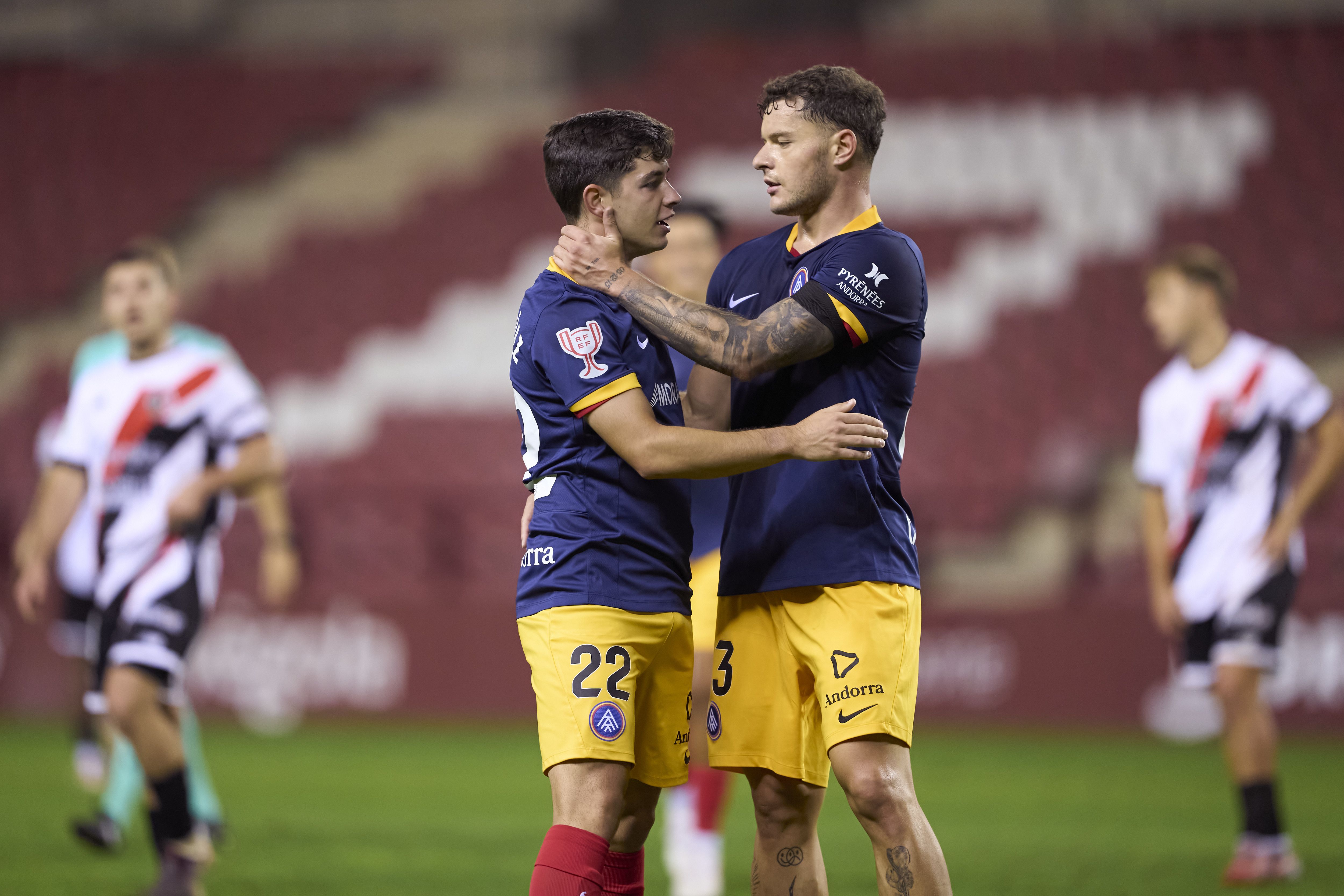 Hugo López i Diego Alende celebrant el primer gol. | FC ANDORRA La portaveu del Sindicat, Rebeca Bonache.
