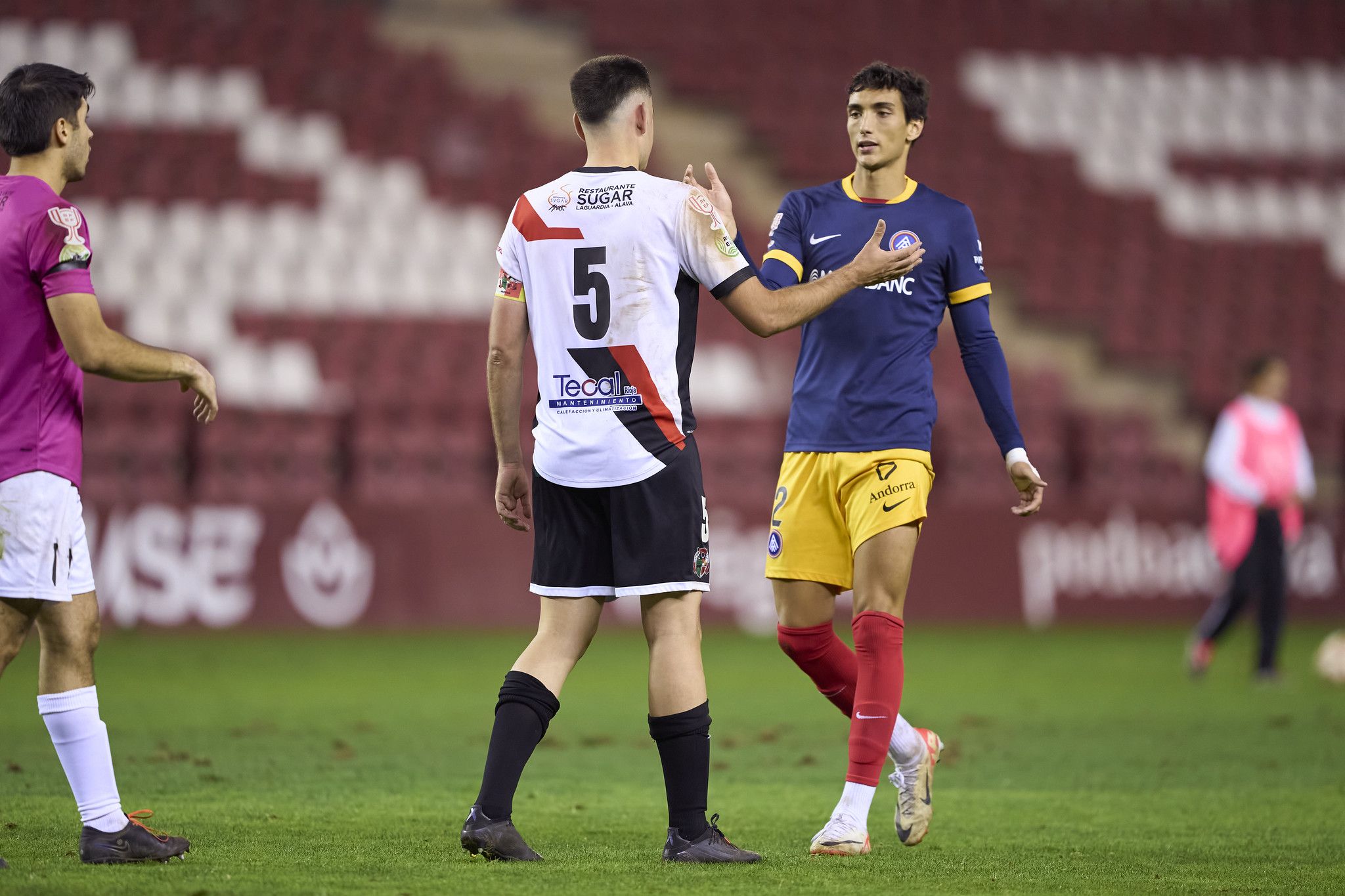 Els jugadors de l'Andorra, felicitant-se amb els del Varea en acabar el duel de Copa.
