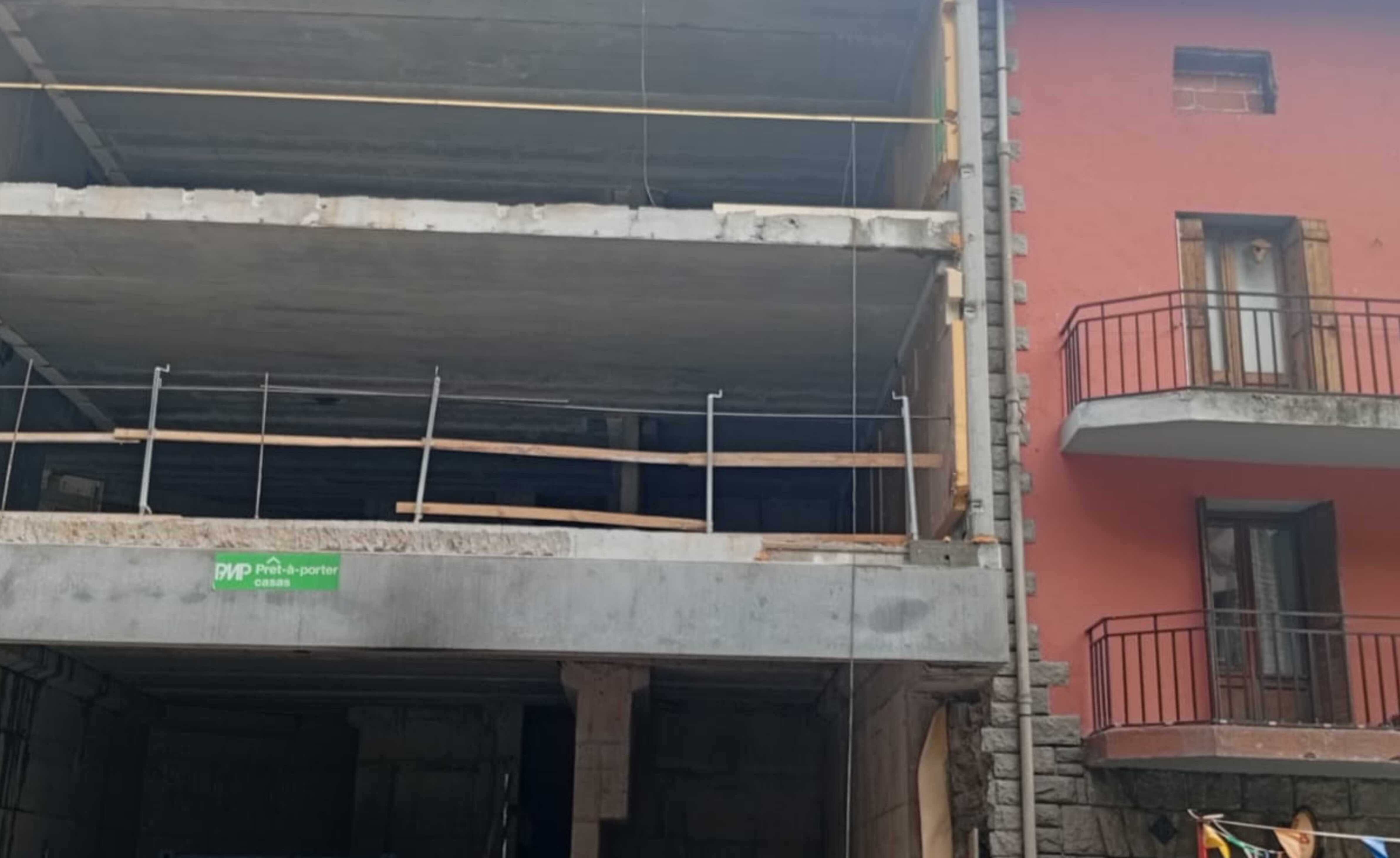 Una imatge de l'obra i de l'edifici on hi ha el restaurant a la planta baixa.