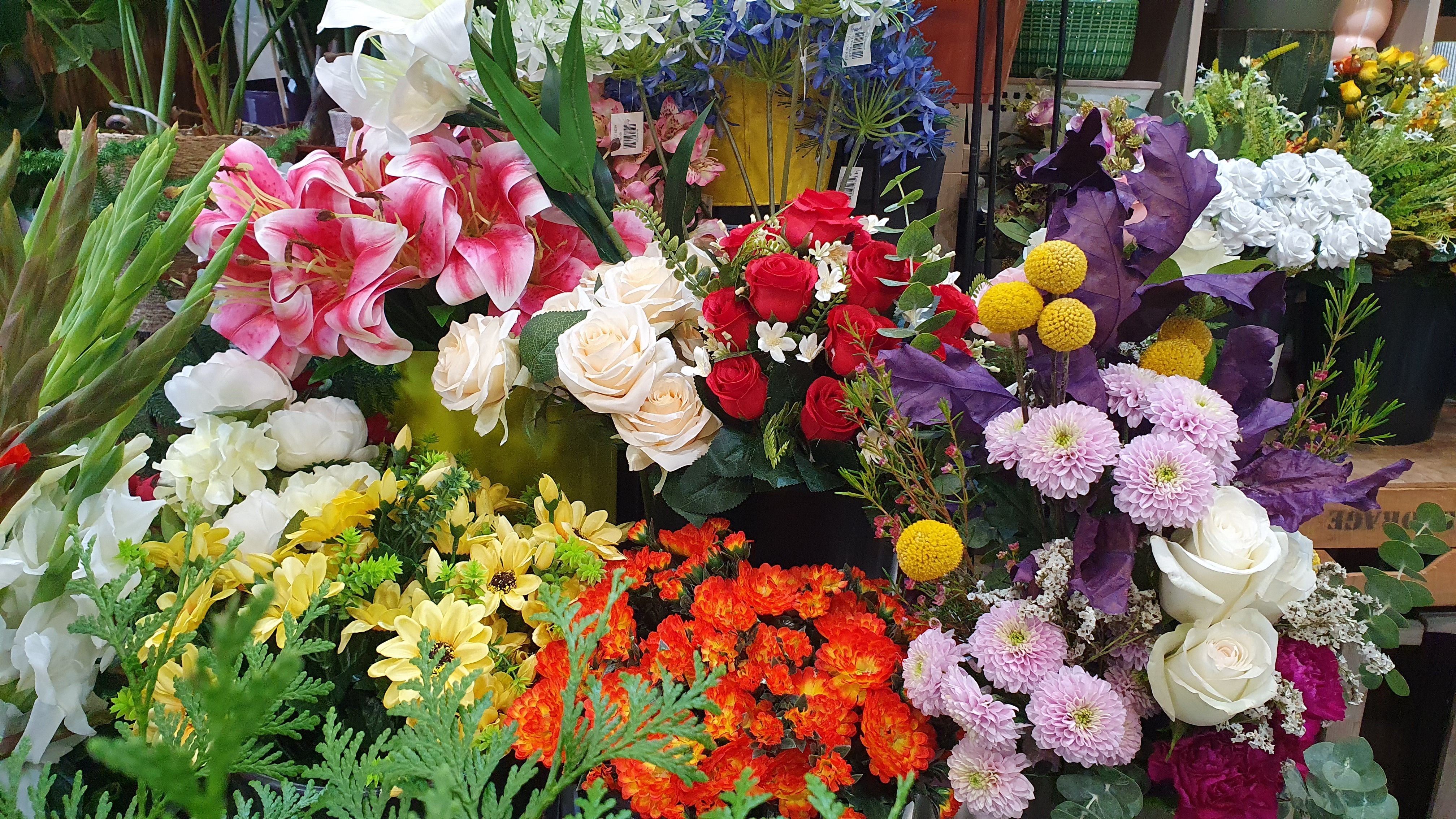 Flors vàries en una floristeria dos dies abans de Tots Sants. La portaveu del Sindicat, Rebeca Bonache.