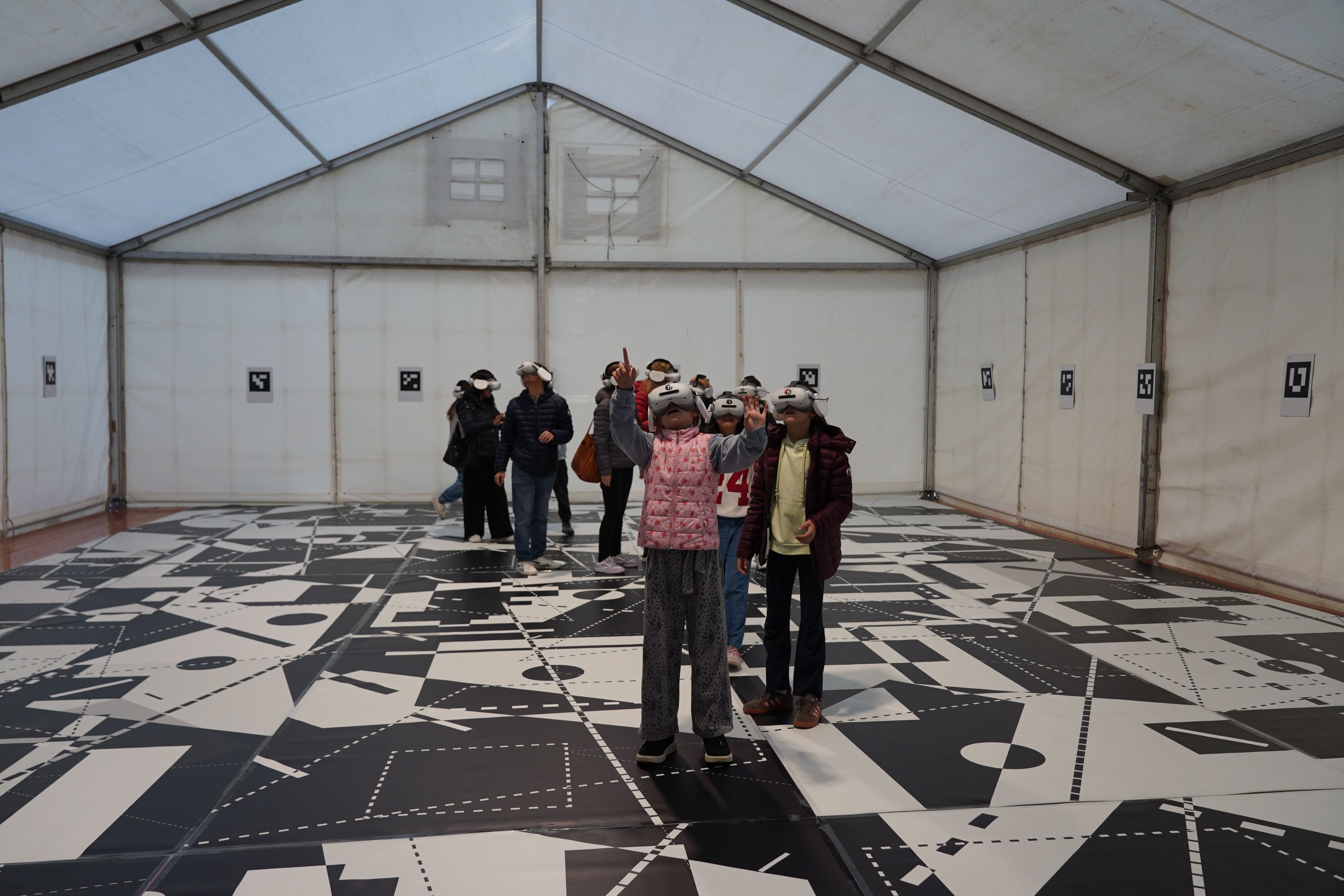 Un grup de nenes durant l'experiència immersiva. | A.O.G. La portaveu del Sindicat, Rebeca Bonache.
