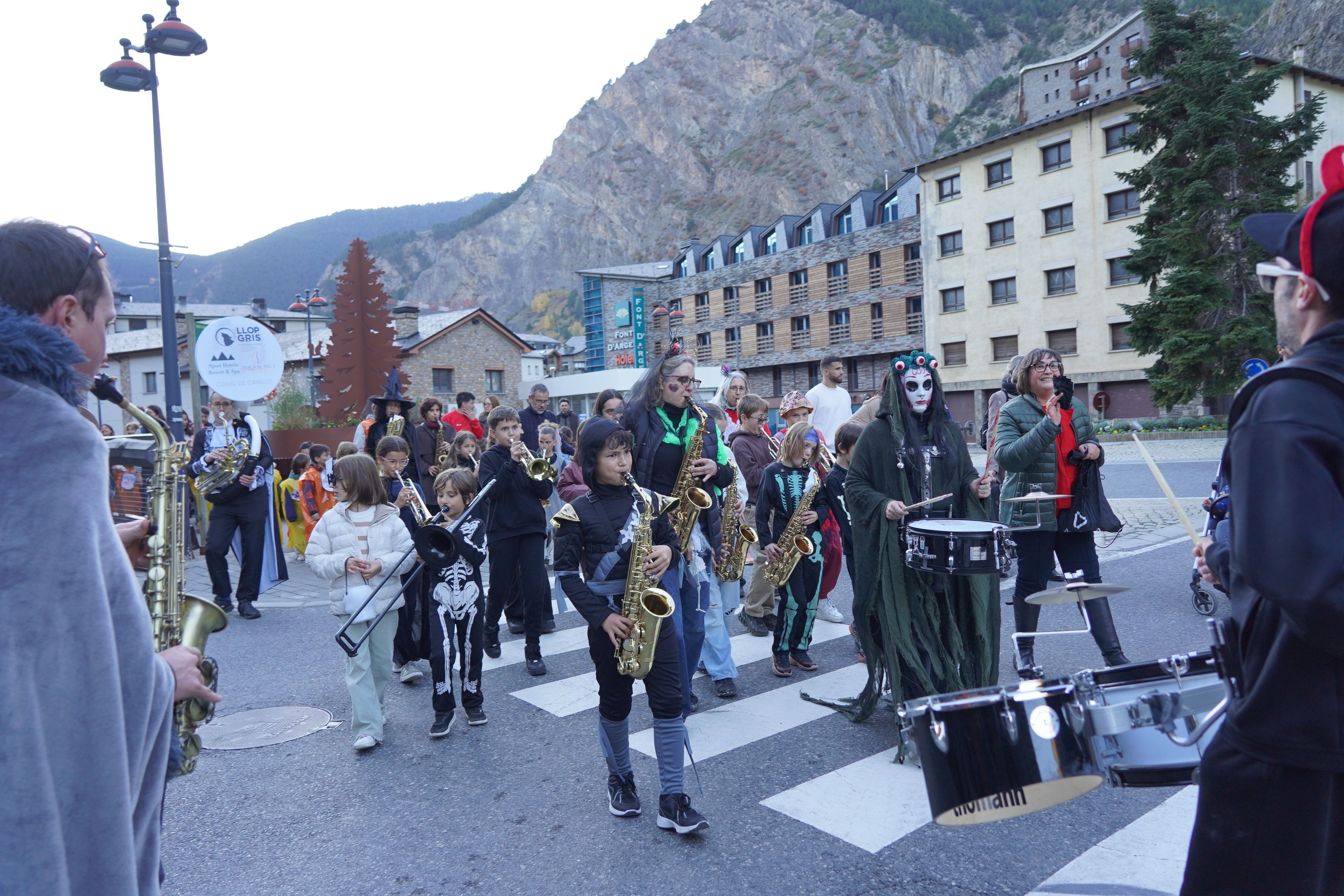 La música i les disfresses arribant al Càmping Pla La música i les disfresses arribant al Càmping Pla