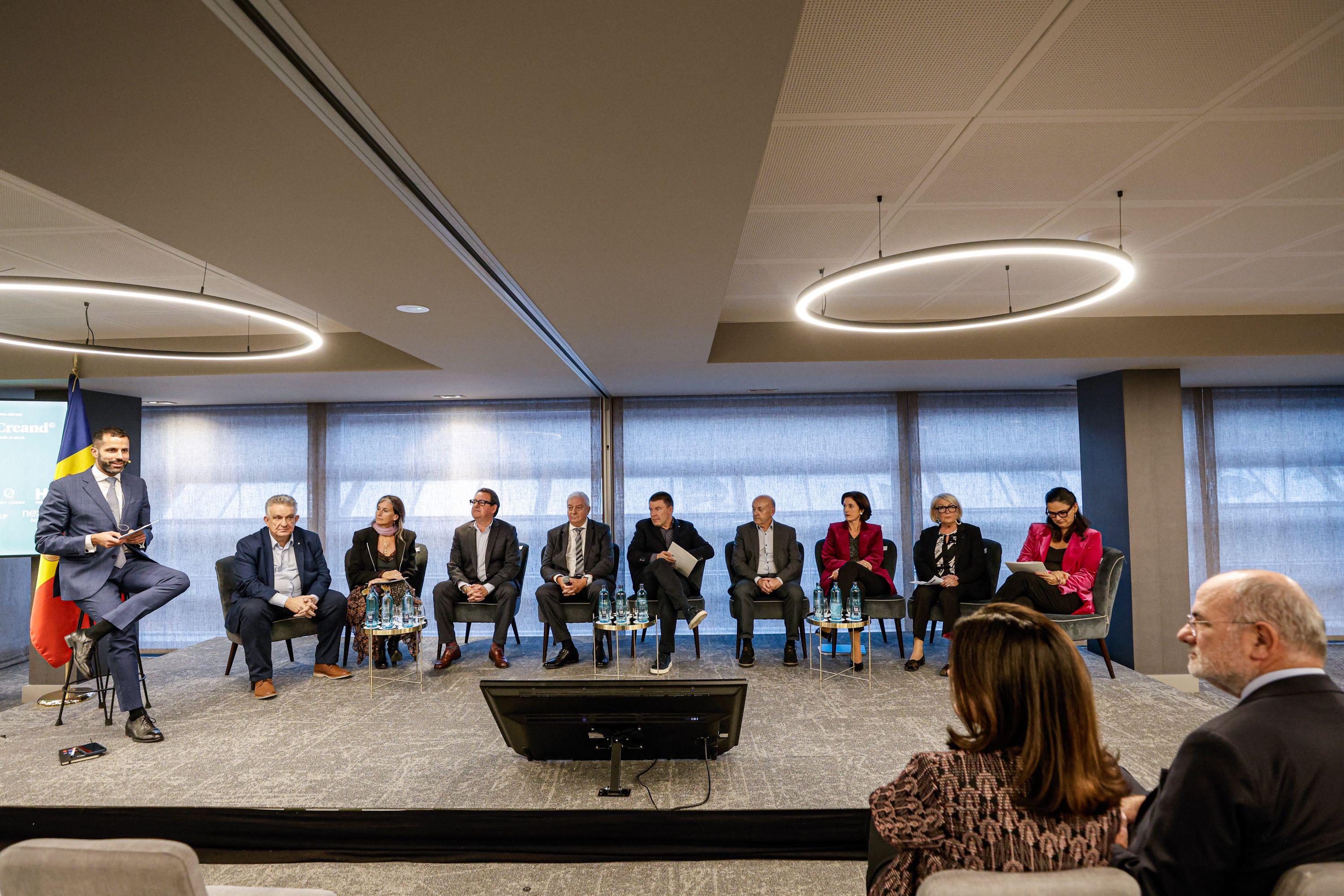Iago Andreu moderant la taula rodona de posada en marxa del fòrum empresarial. Una estona abans hi va haver l'incident.