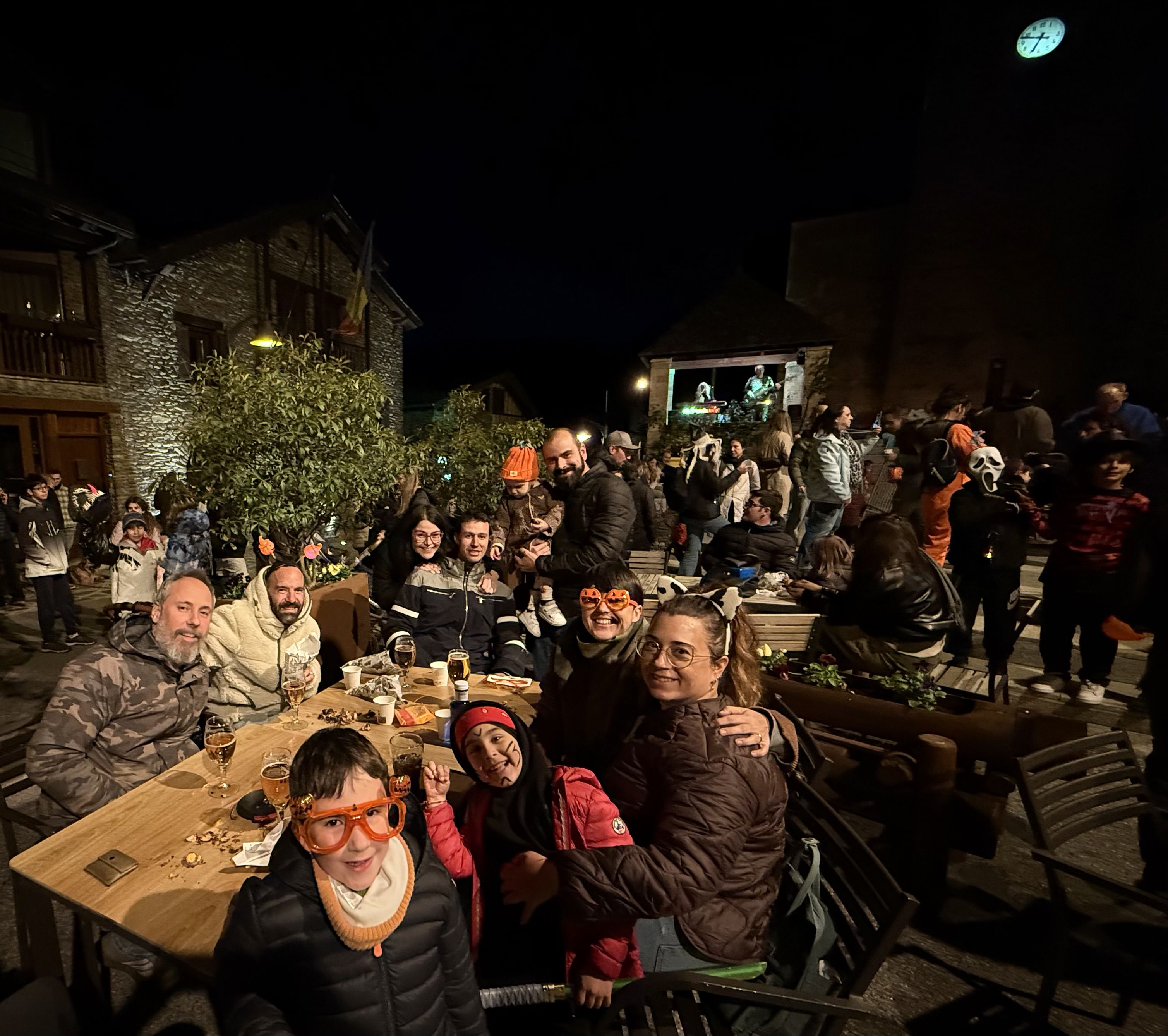 Famílies reunides gaudint de la musica en directe a la castanyada popular d'Ordino. Famílies reunides gaudint de la musica en directe a la castanyada popular d'Ordino.