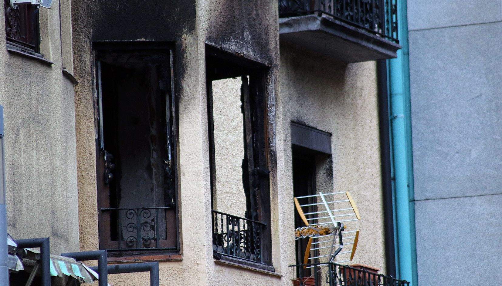 Imatge de la façana a l'altura del pis cremat.