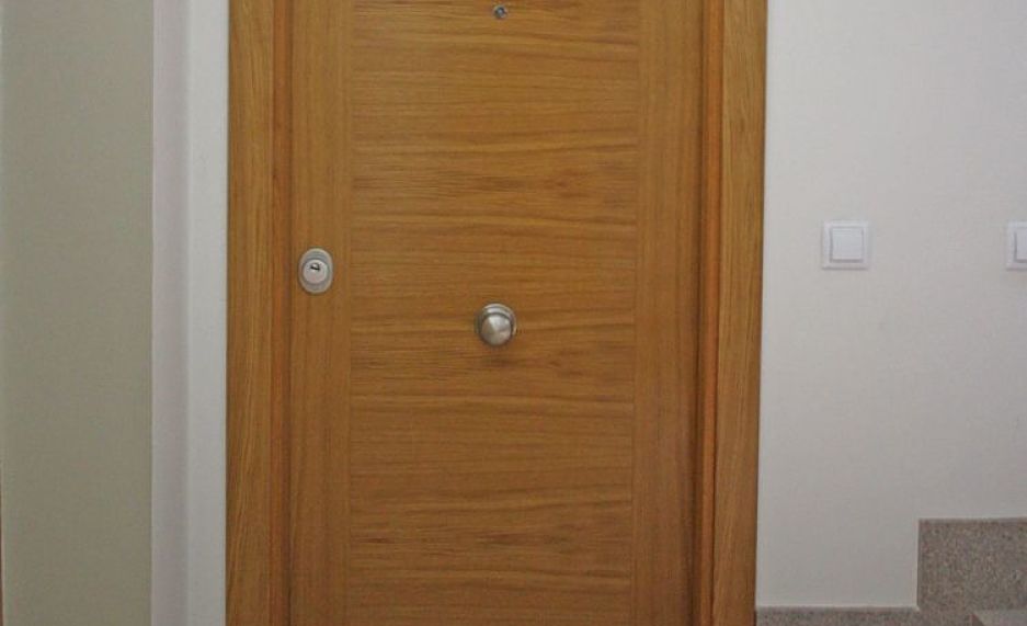 Qui vingui de l'estranger haurà de quedar-se quinze dies confinat a casa.