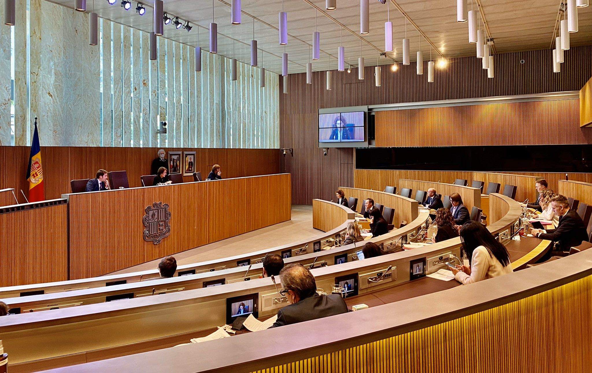 La llei haurà de ser aprovada pels consellers generals, que també patiran la retallada.